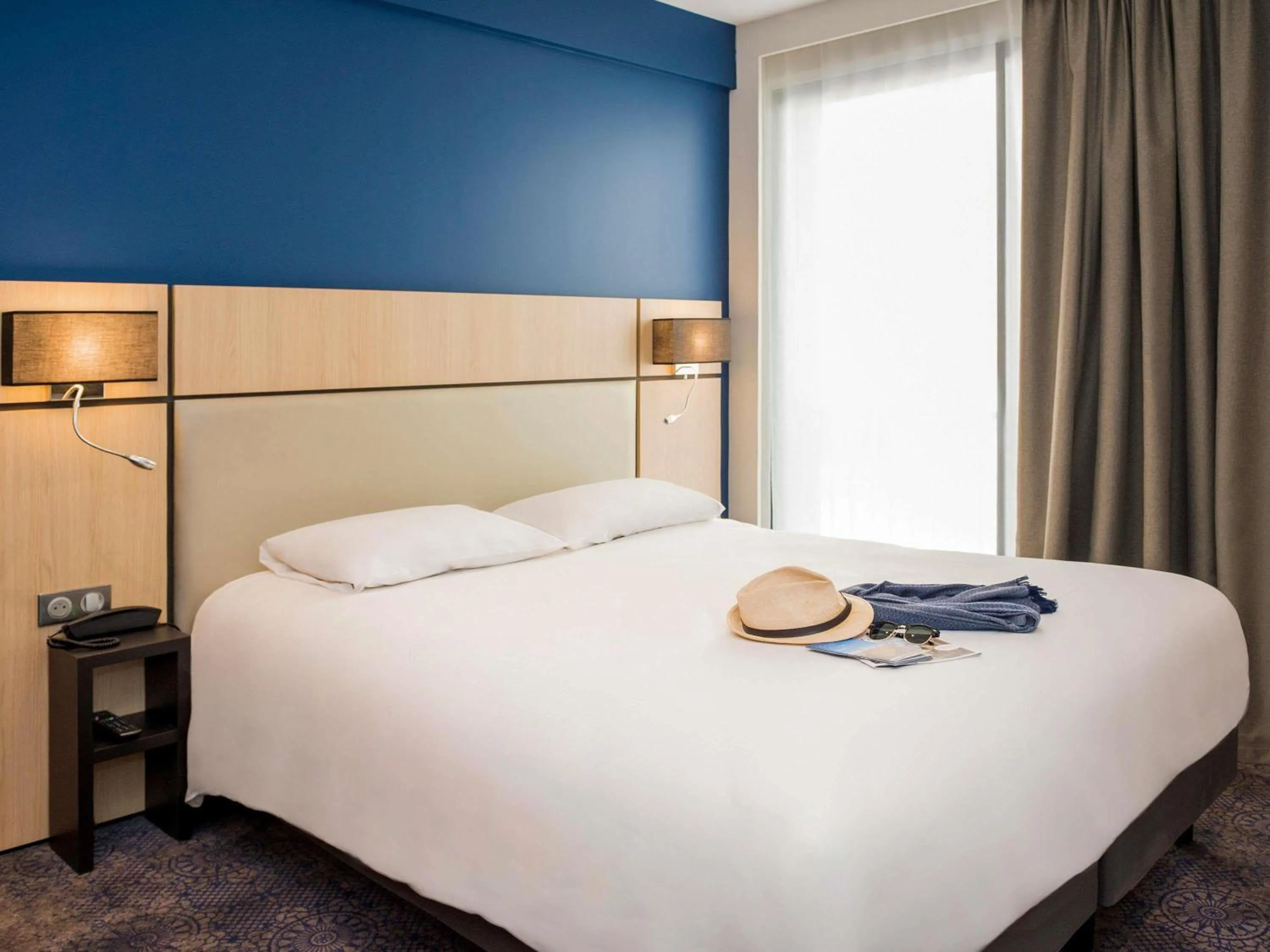 Bedroom, Bed in Hôtel Mercure Rodez Cathédrale