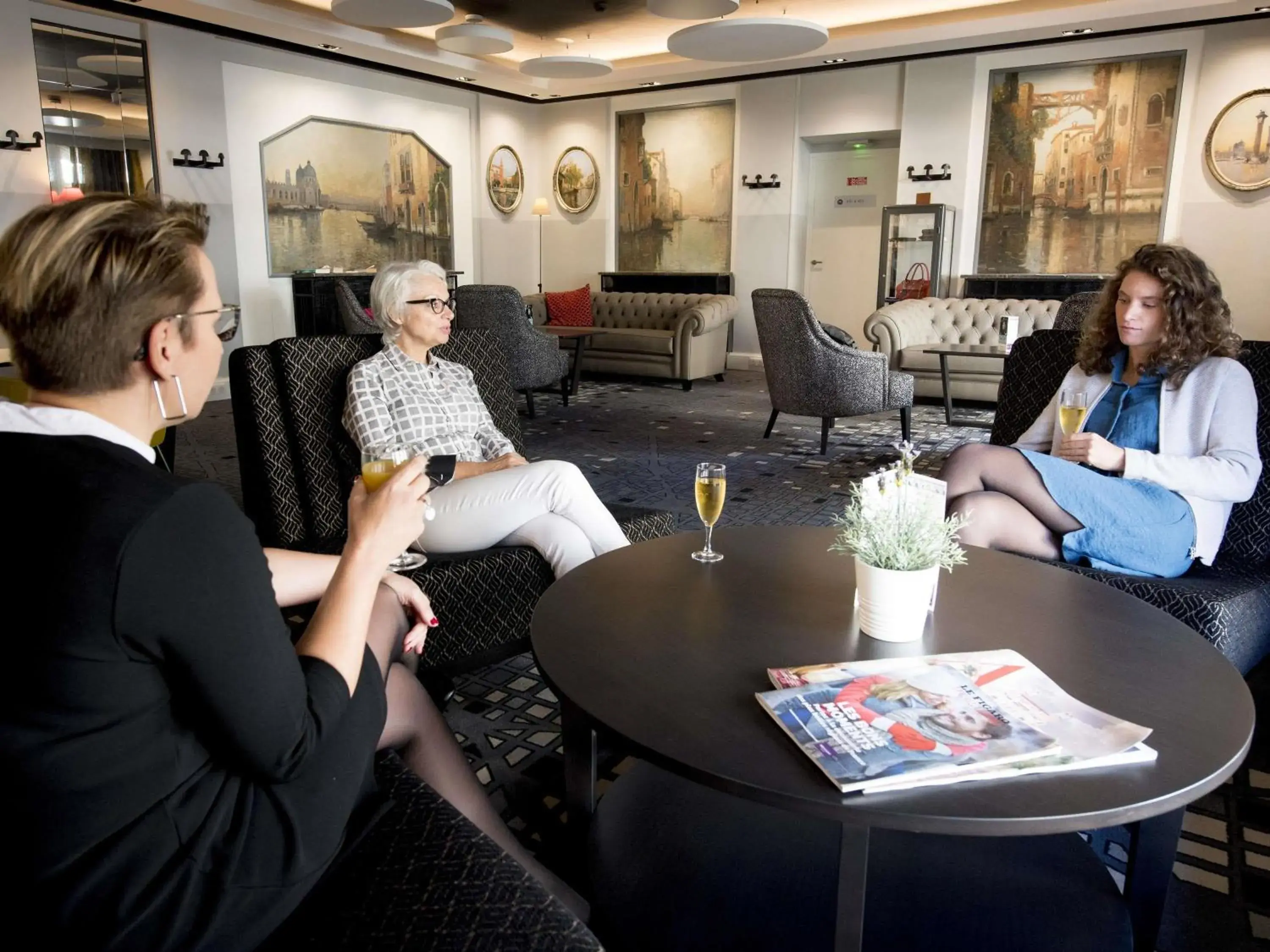 Lounge or bar in Hôtel Mercure Rodez Cathédrale Lounge or bar in Hôtel Mercure Rodez Cathédrale