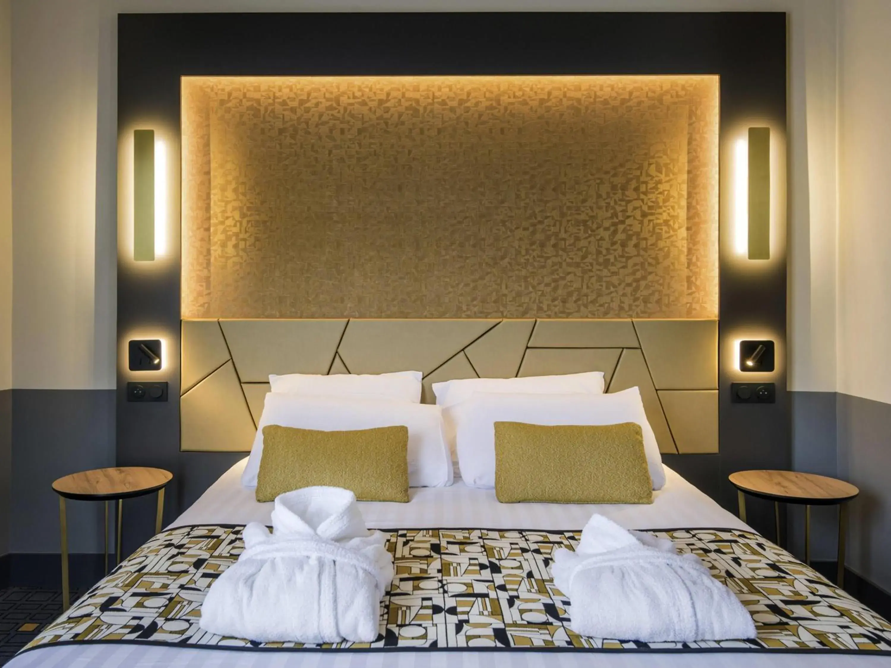 Bedroom, Bed in Hôtel Mercure Rodez Cathédrale Bedroom, Bed in Hôtel Mercure Rodez Cathédrale