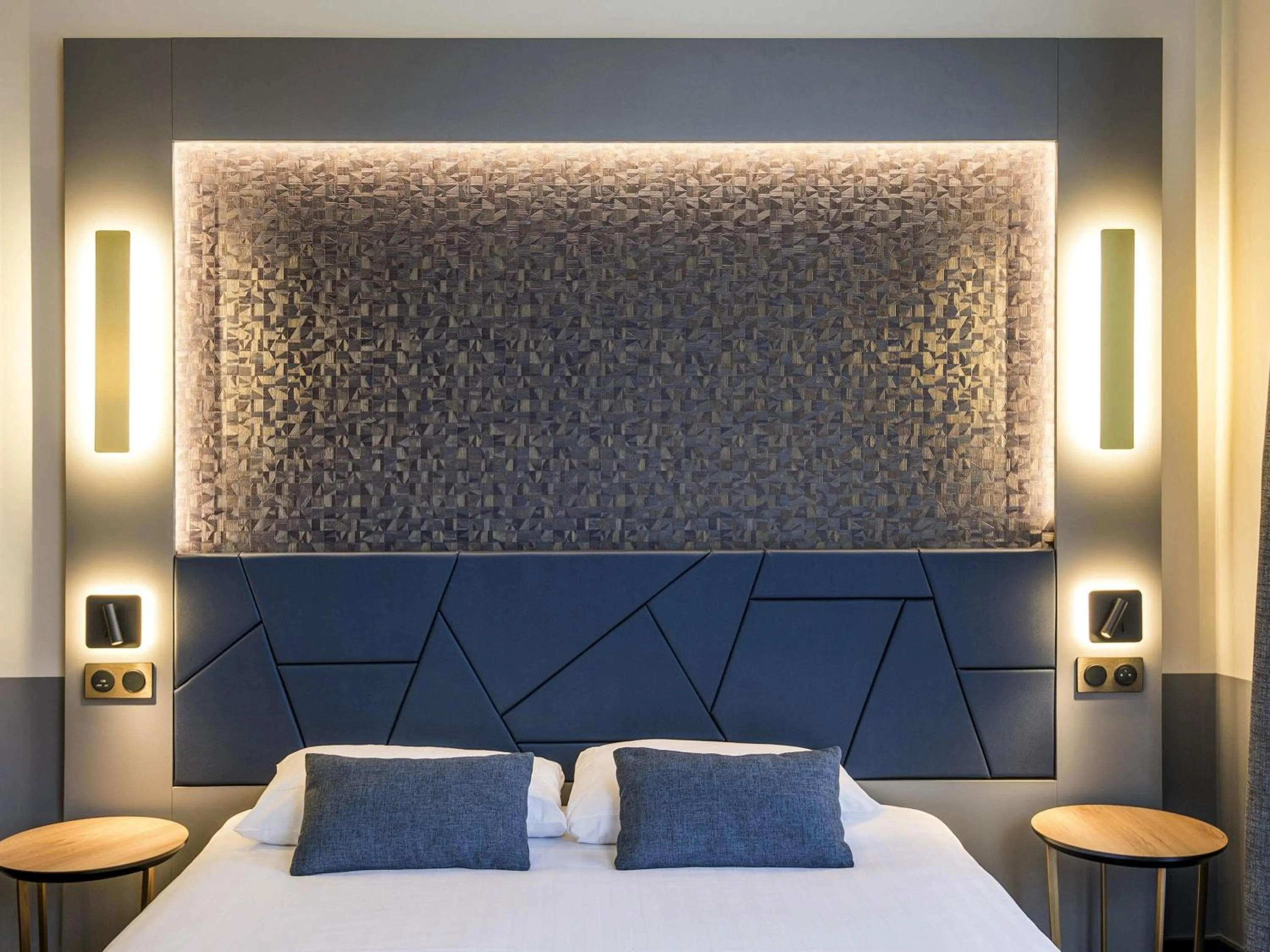 Bedroom, Bed in Hôtel Mercure Rodez Cathédrale