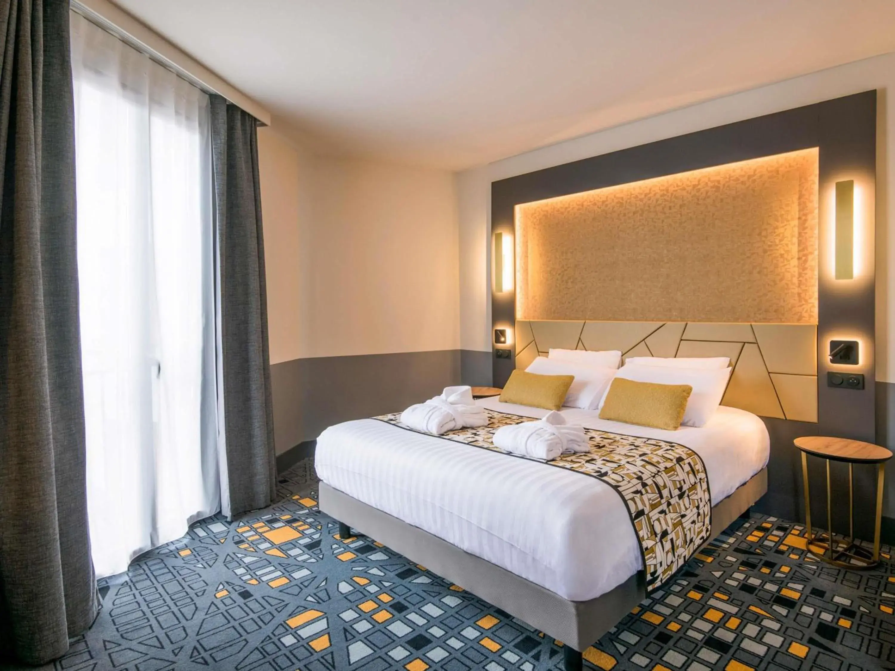 Property building, Bed in Hôtel Mercure Rodez Cathédrale Property building, Bed in Hôtel Mercure Rodez Cathédrale