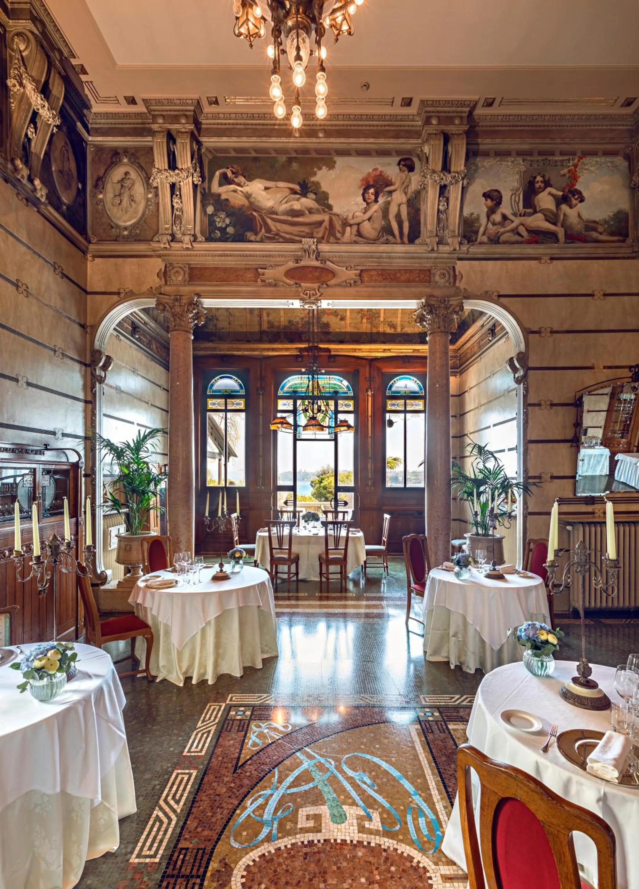 Restaurant/places to eat in Hotel Laurin