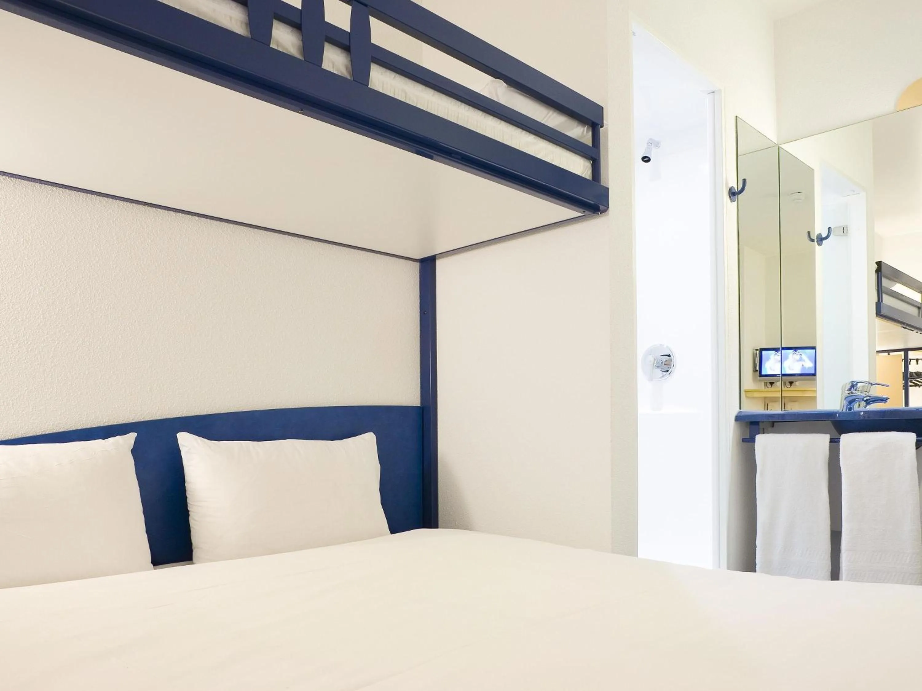 Property building, Bed in ibis budget Bar le Duc