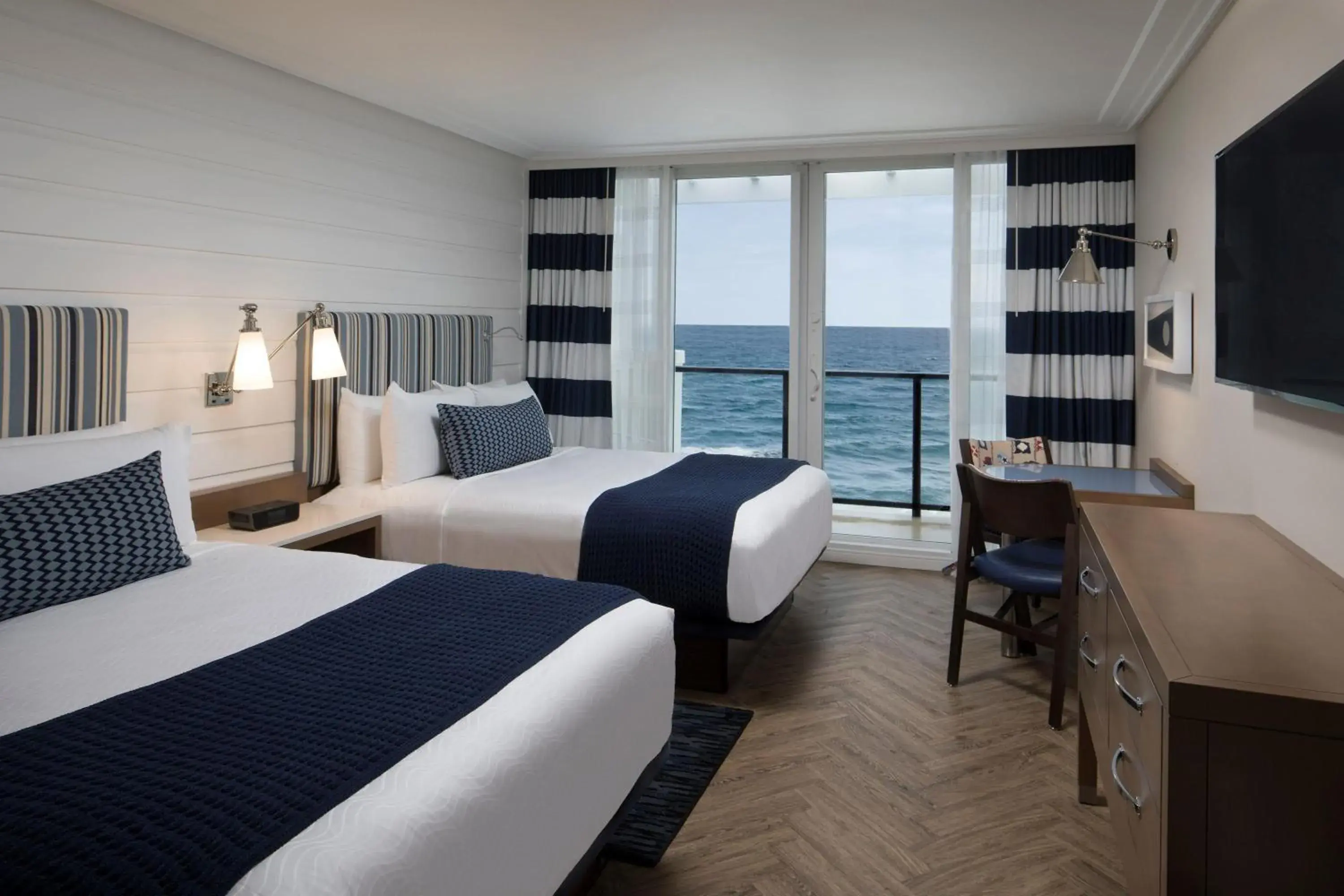 Photo of the whole room, Bed in Hutchinson Shores Resort & Spa Photo of the whole room, Bed in Hutchinson Shores Resort & Spa