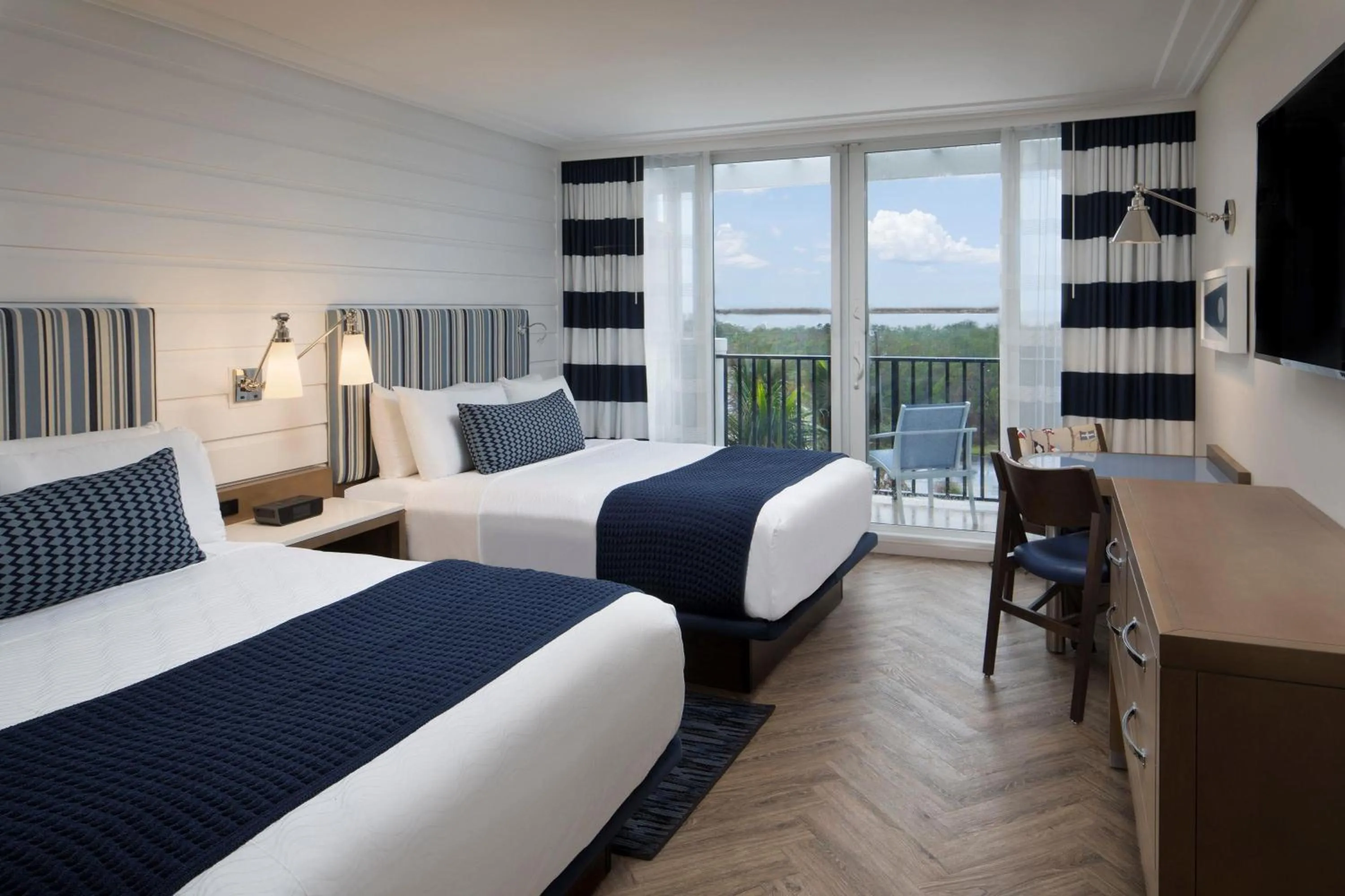 Photo of the whole room, Bed in Hutchinson Shores Resort & Spa