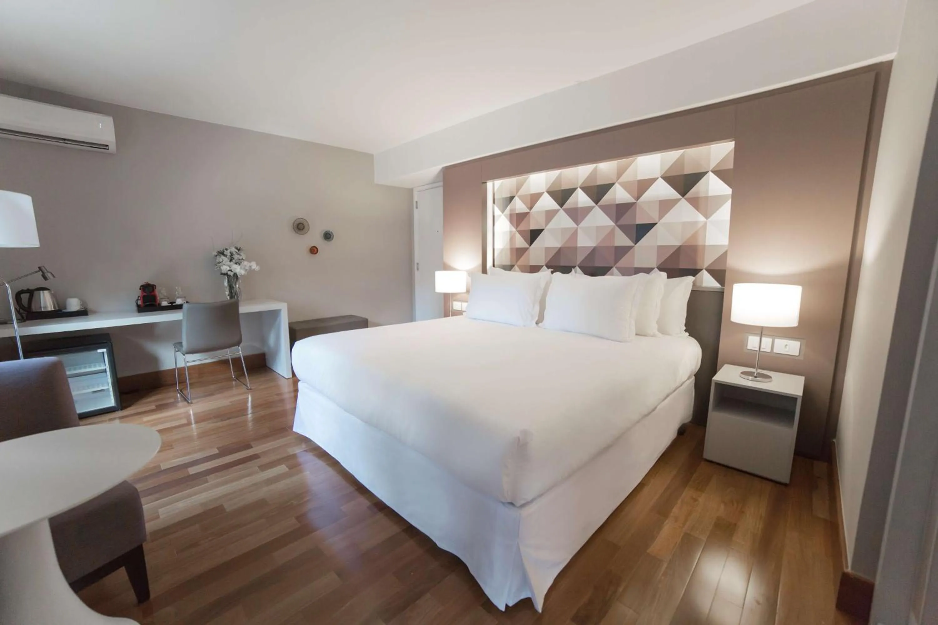 Photo of the whole room, Bed in NH Collection Curitiba