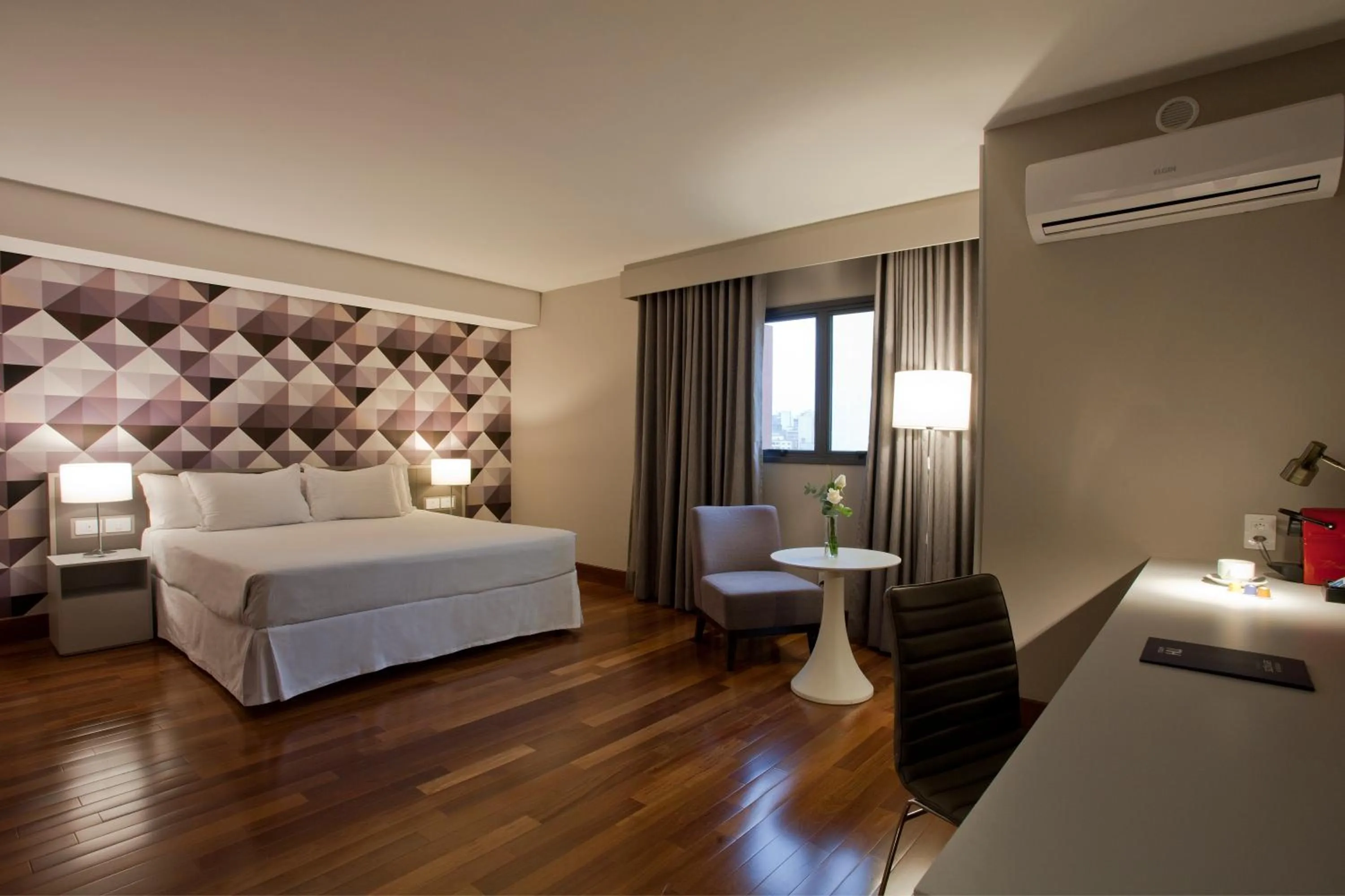 Photo of the whole room, Bed in NH Collection Curitiba