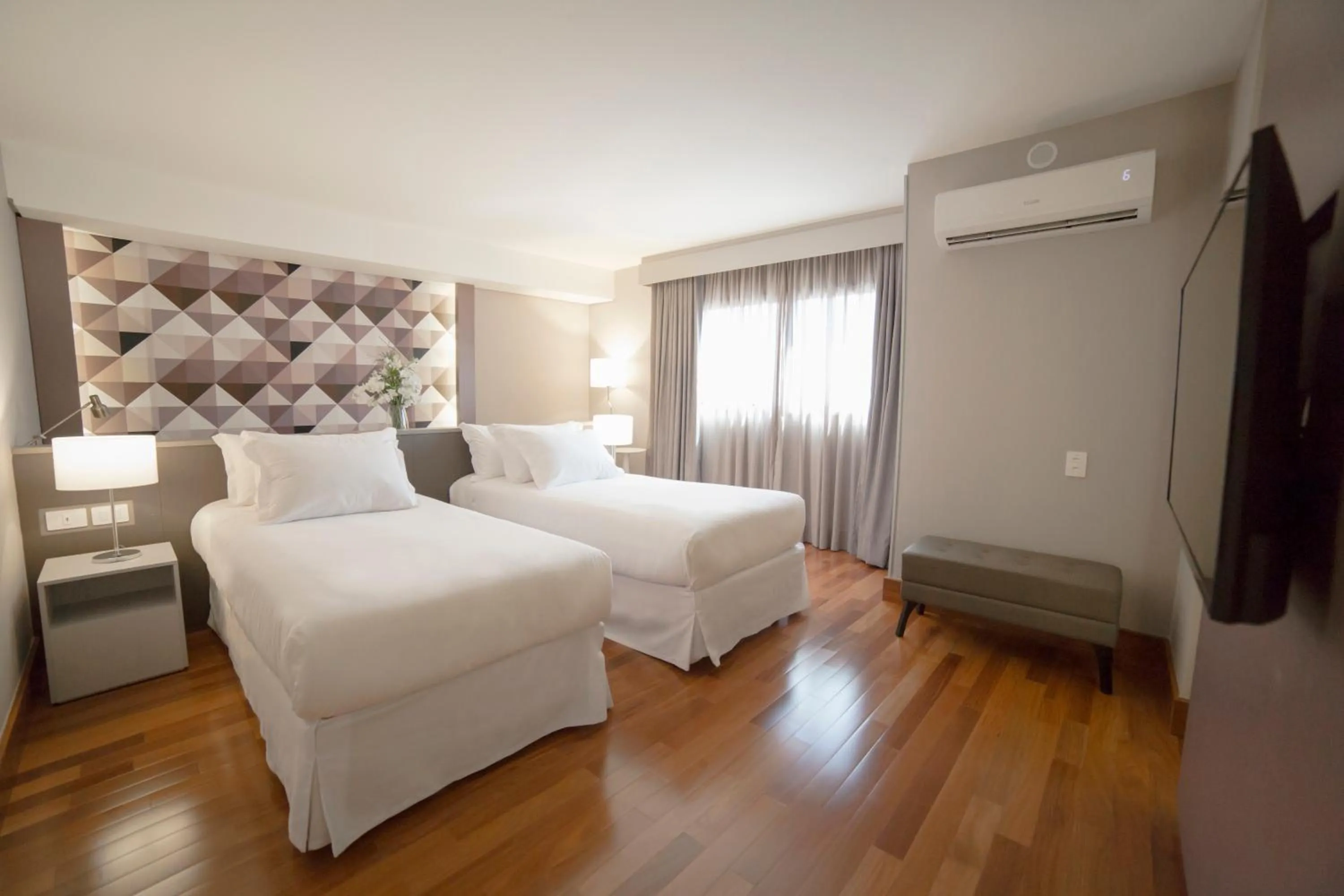 Photo of the whole room, Bed in NH Collection Curitiba