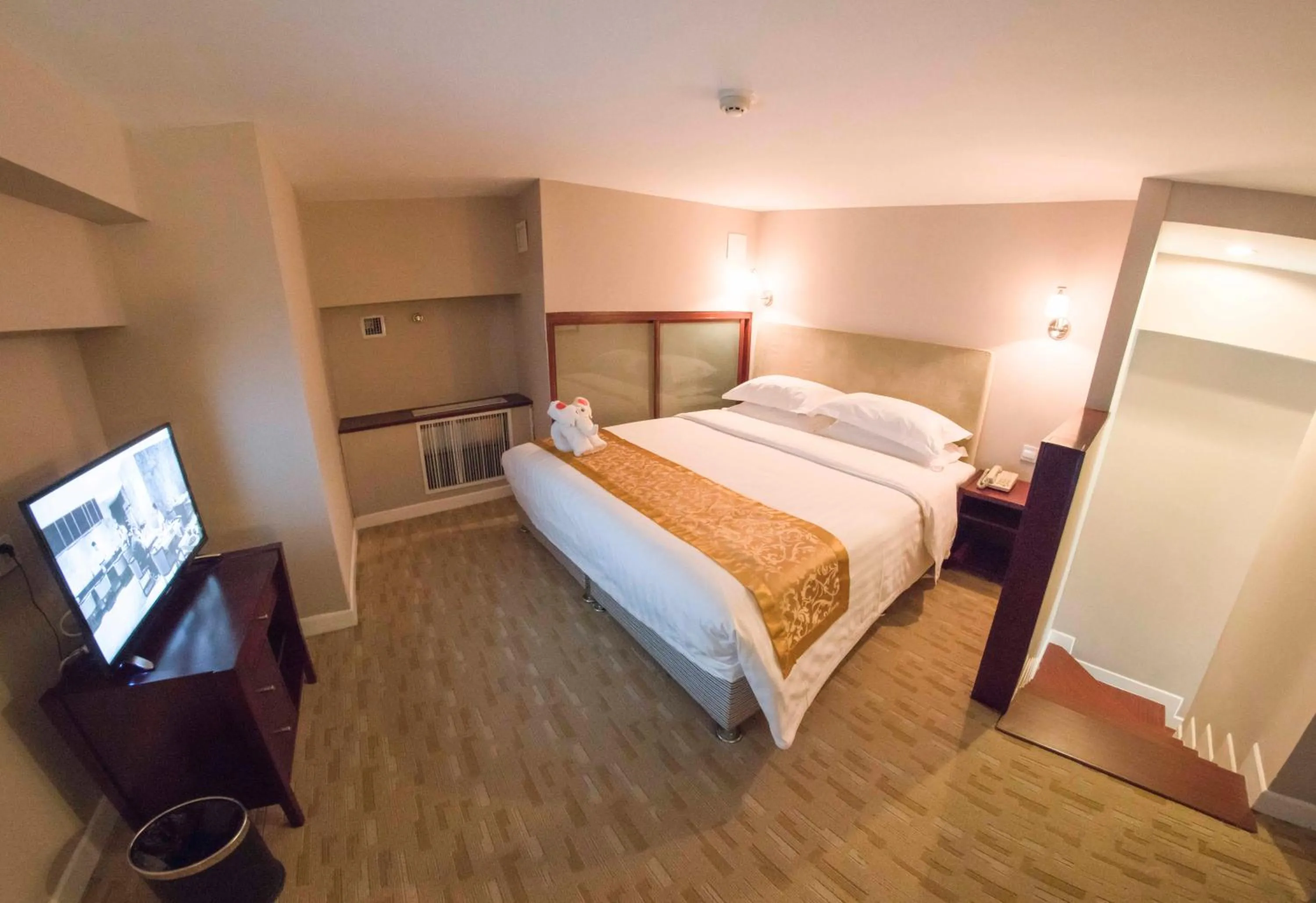 Bed in Yantai Meiya International ApartHotel (Previous Ramada Plaza)