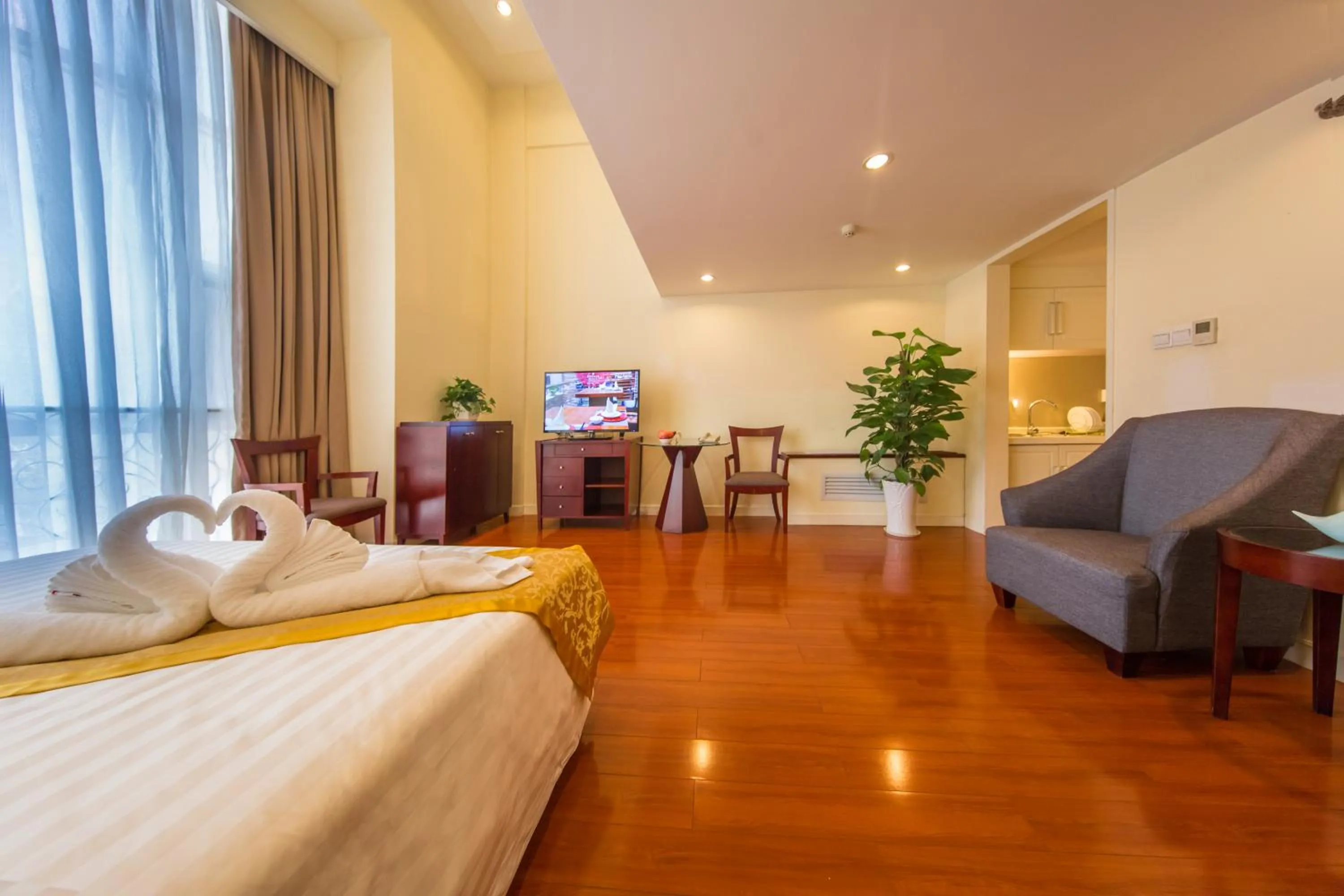 Bed in Yantai Meiya International ApartHotel (Previous Ramada Plaza)