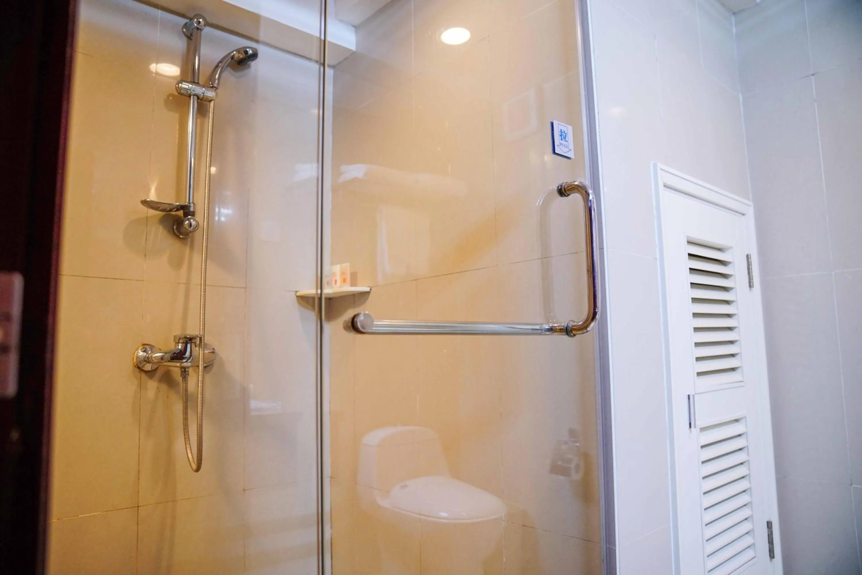 Bathroom in Yantai Meiya International ApartHotel (Previous Ramada Plaza)