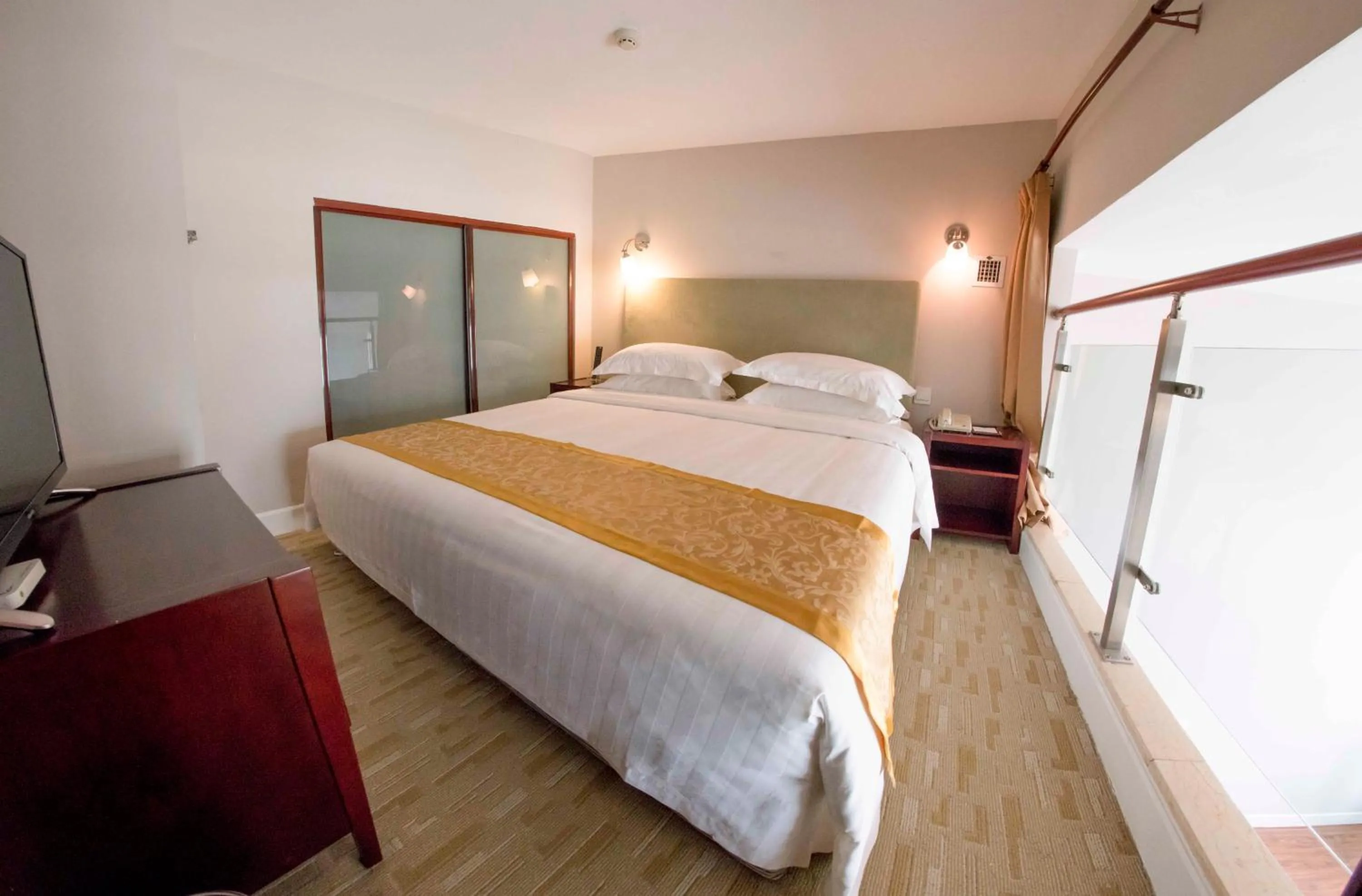 Bed in Yantai Meiya International ApartHotel (Previous Ramada Plaza)