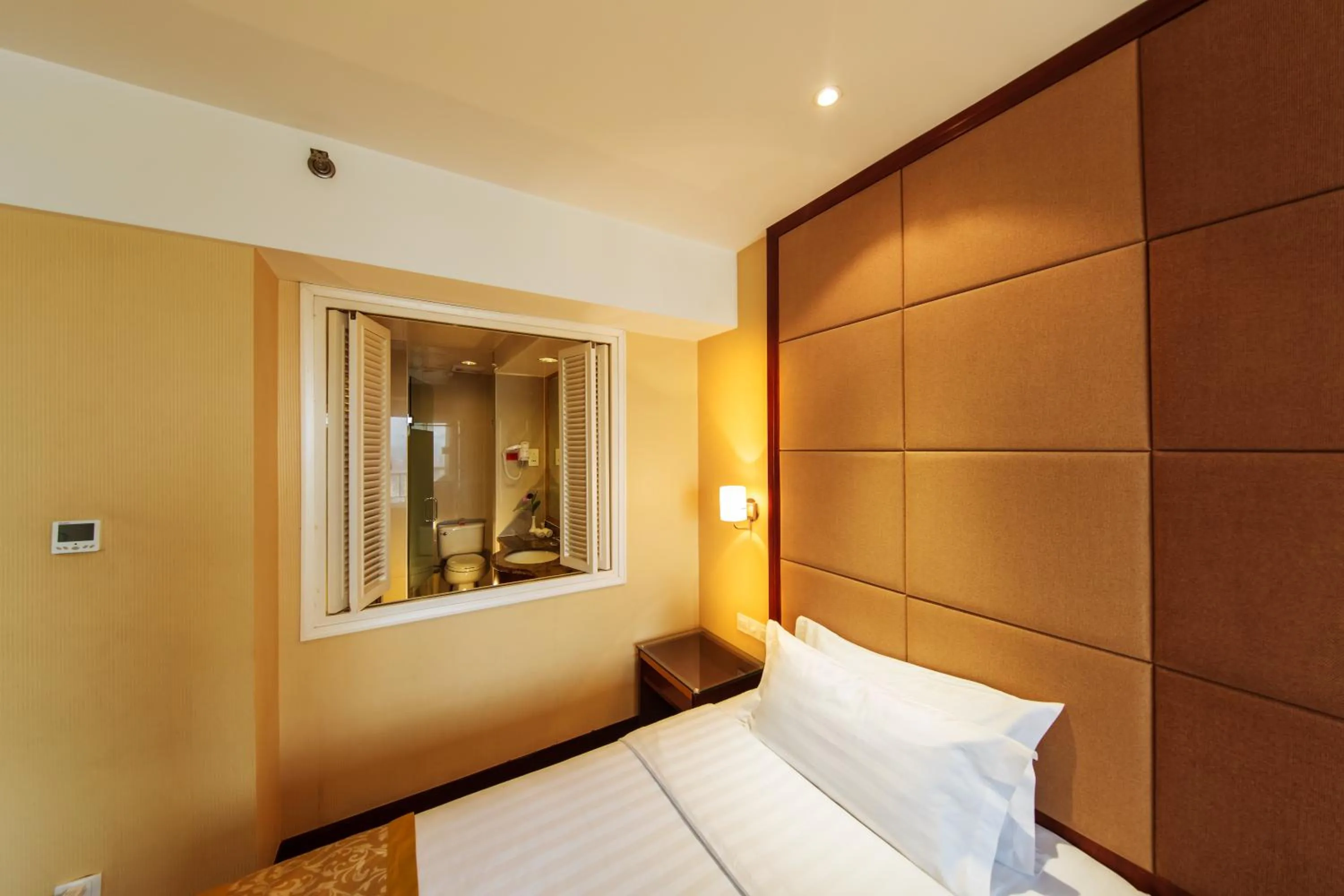 Bed in Yantai Meiya International ApartHotel (Previous Ramada Plaza)
