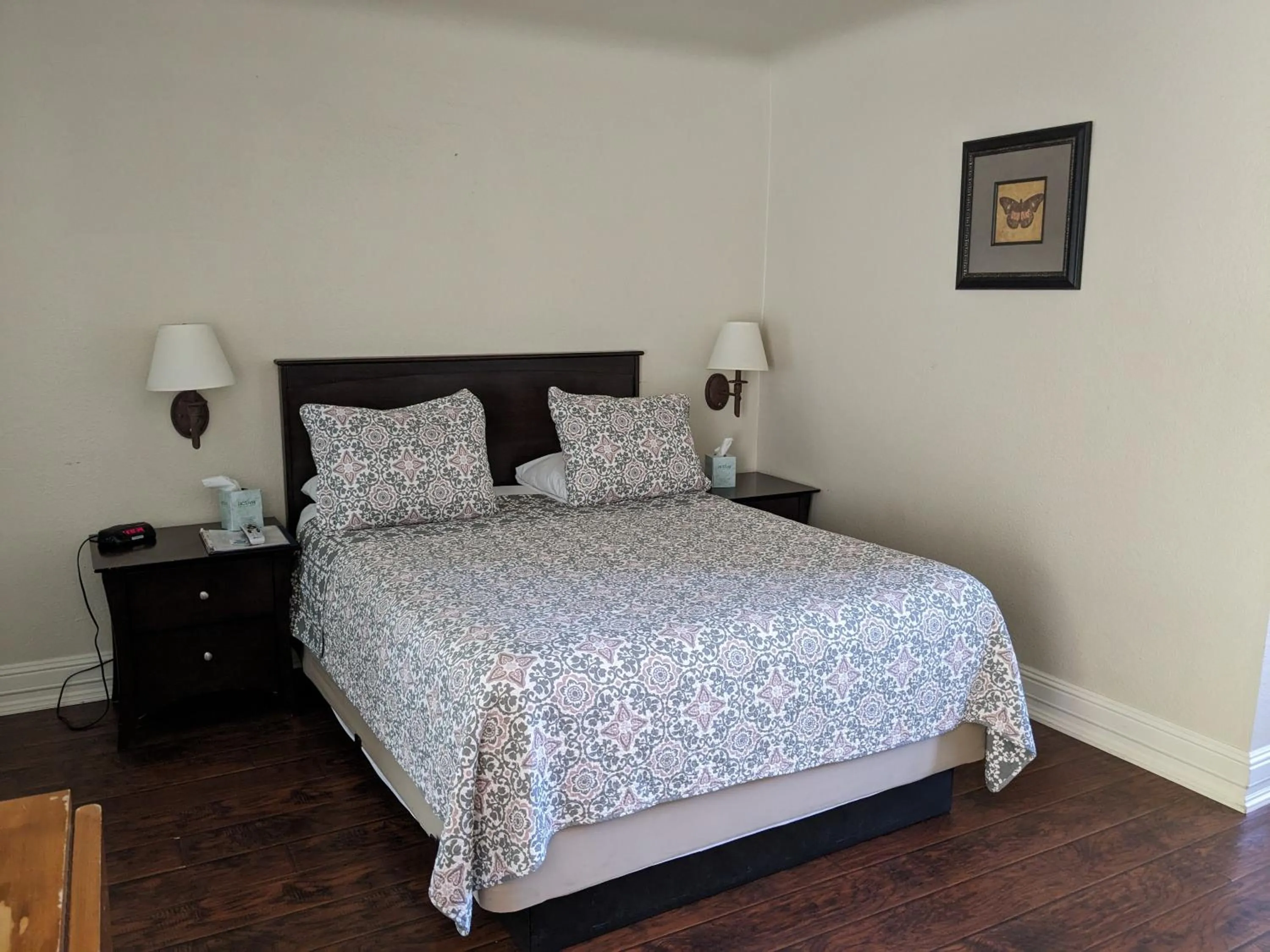 Bed in Los Gatos Garden Inn Hotel