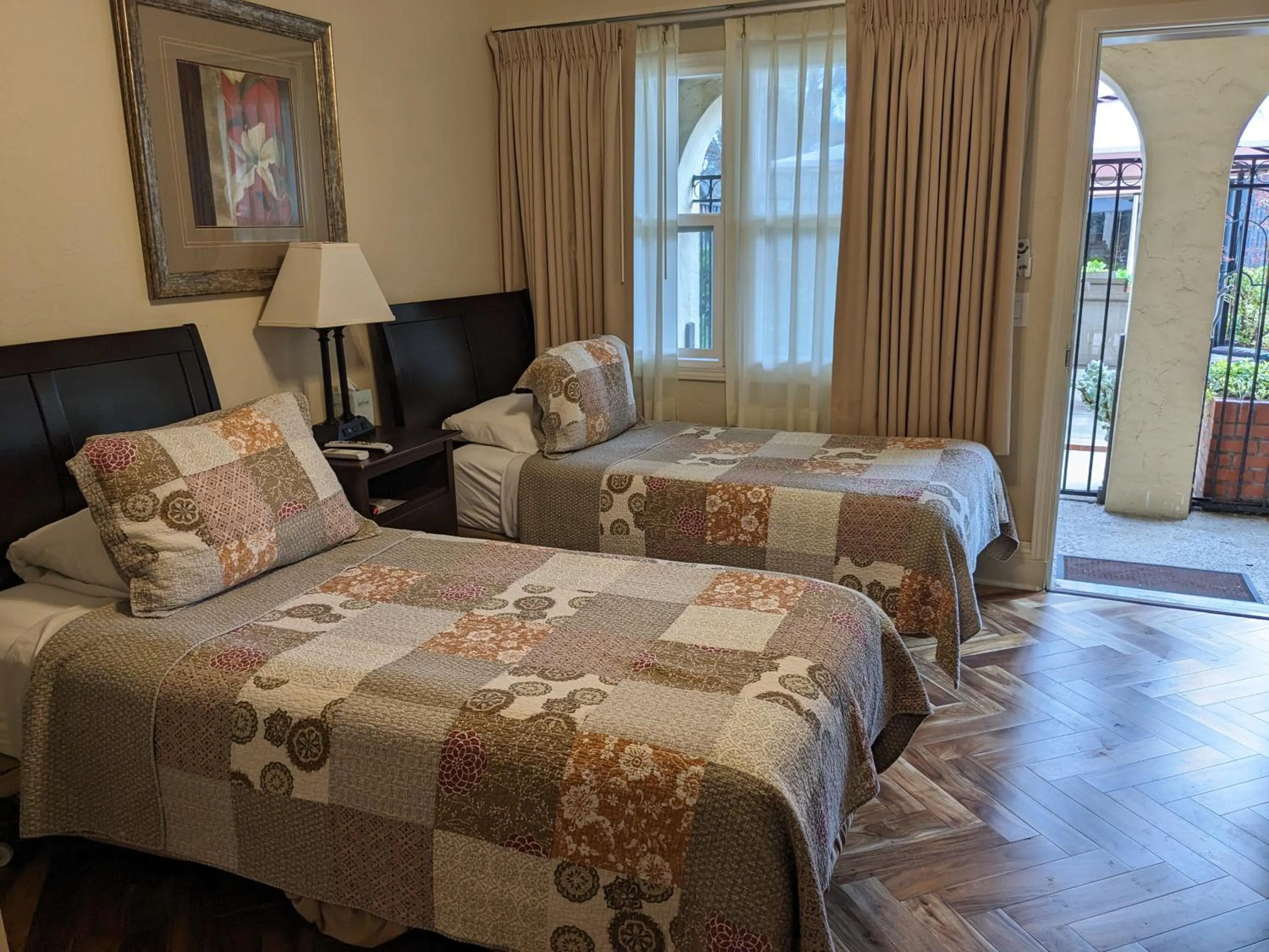 Bed in Los Gatos Garden Inn Hotel