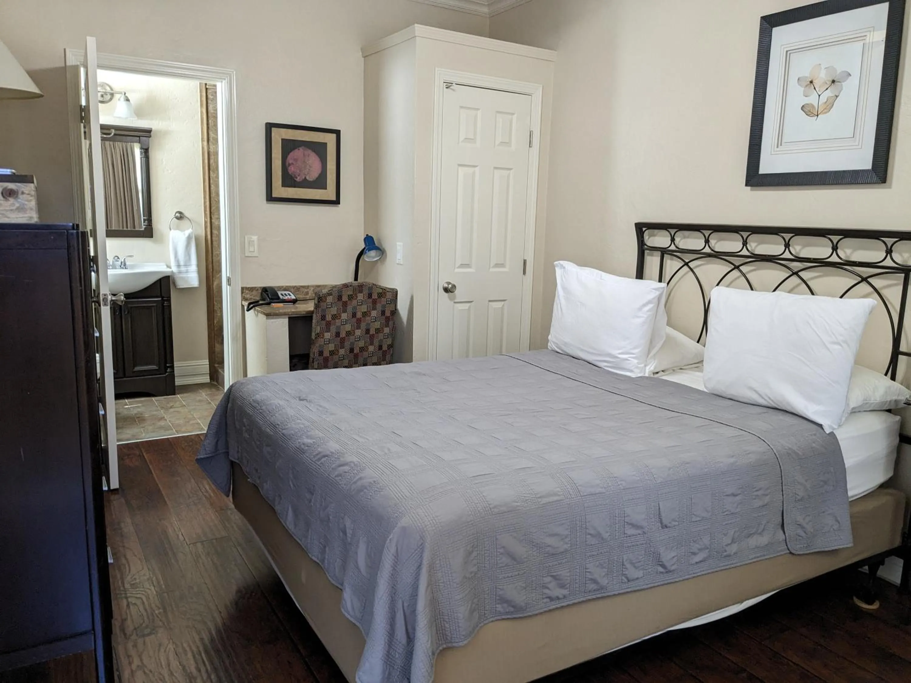 Bed in Los Gatos Garden Inn Hotel