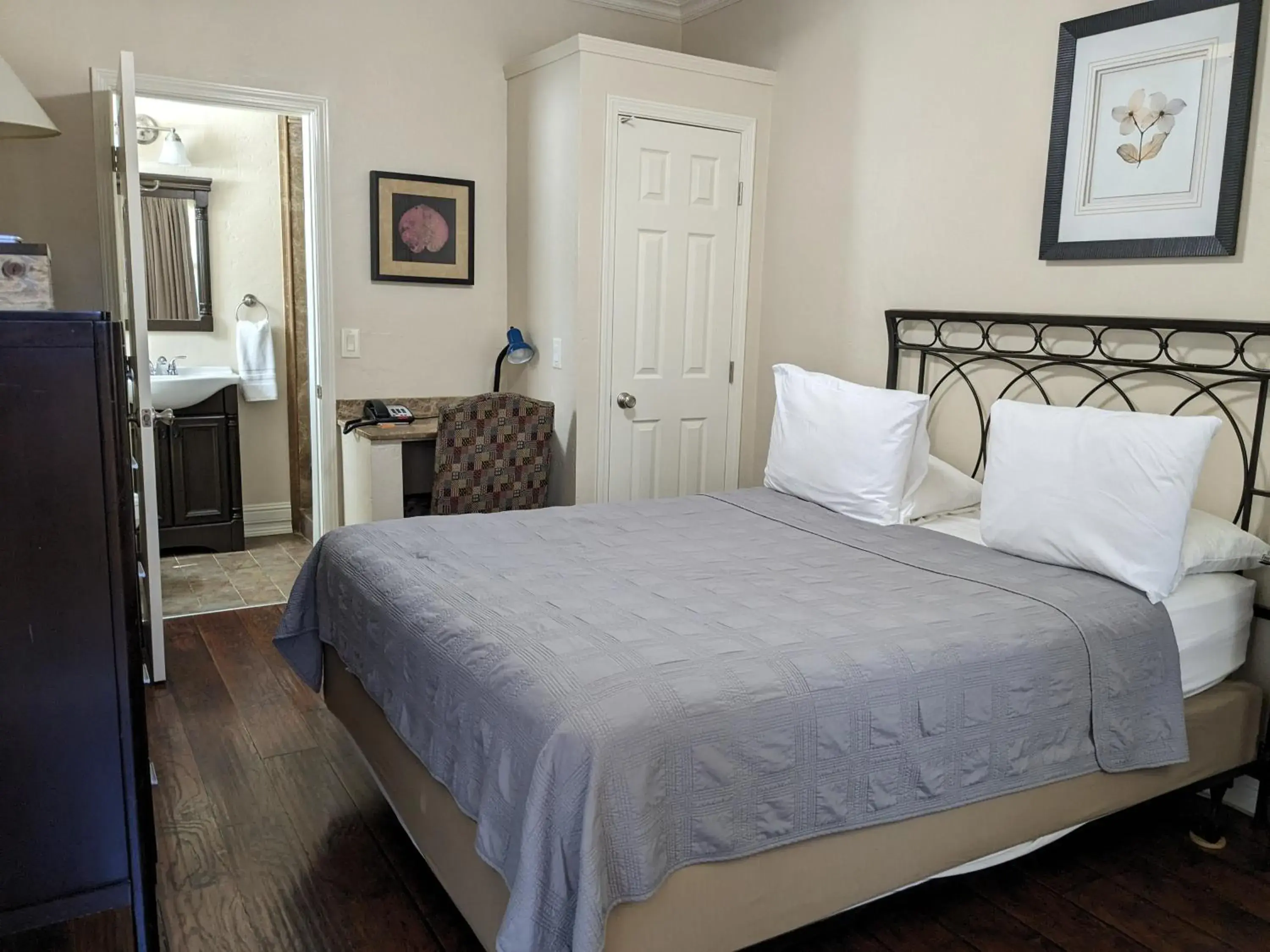 Queen Studio in Los Gatos Garden Inn Hotel Queen Studio in Los Gatos Garden Inn Hotel