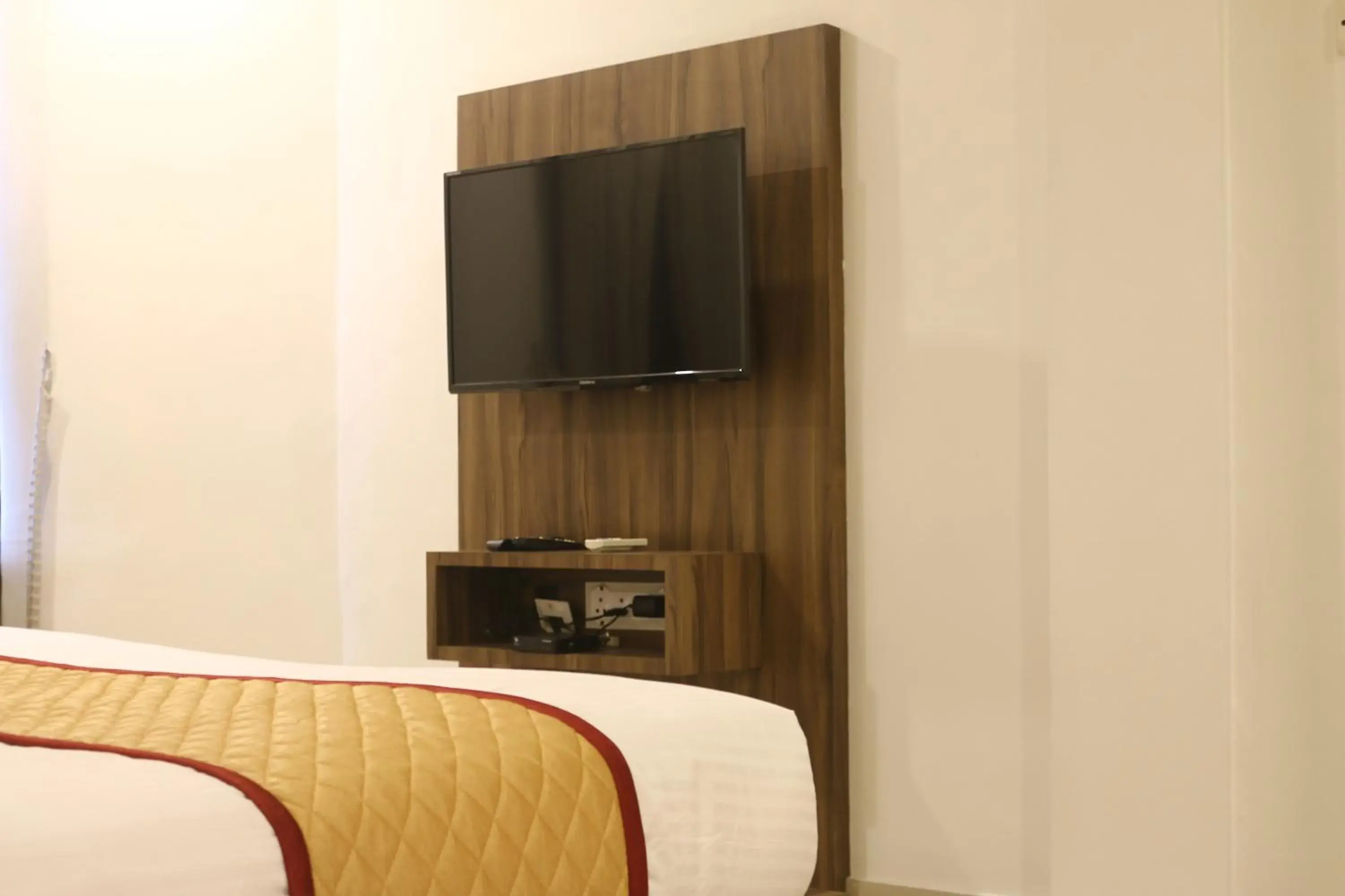 Bedroom, Bed in The Rubis Bedroom, Bed in The Rubis