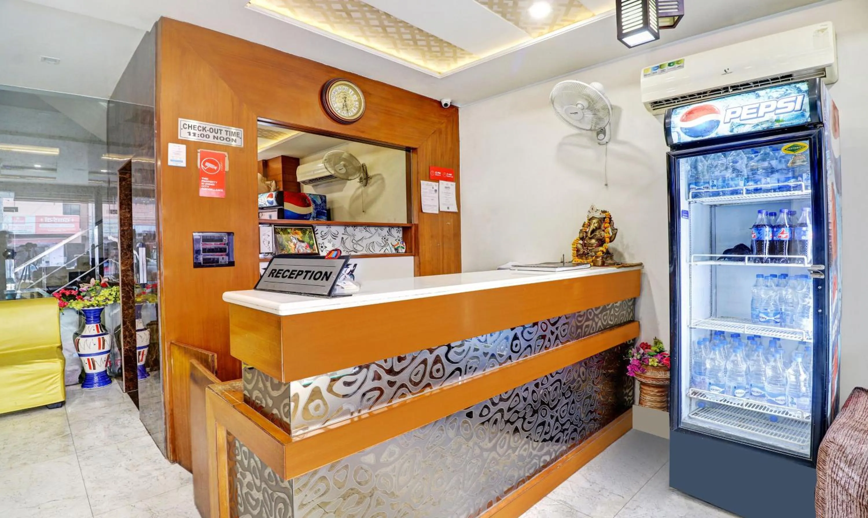Lobby or reception in Itsy Hotels Anjali Mahal, 500 Mtrs From Mathura Railway Station