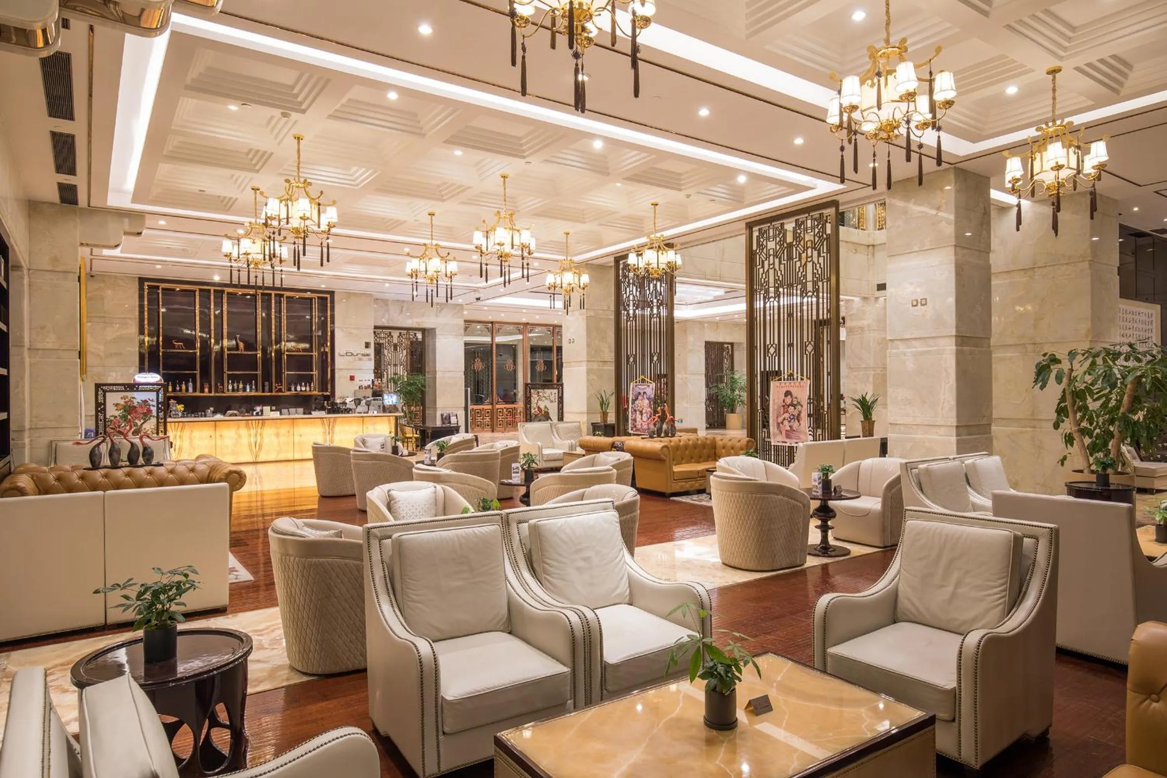 Lounge or bar in Royal Garden Hotel Shanghai-Free Shuttle to and From Disney & PVG & close Metro Line2 easy to SHA New Expo
