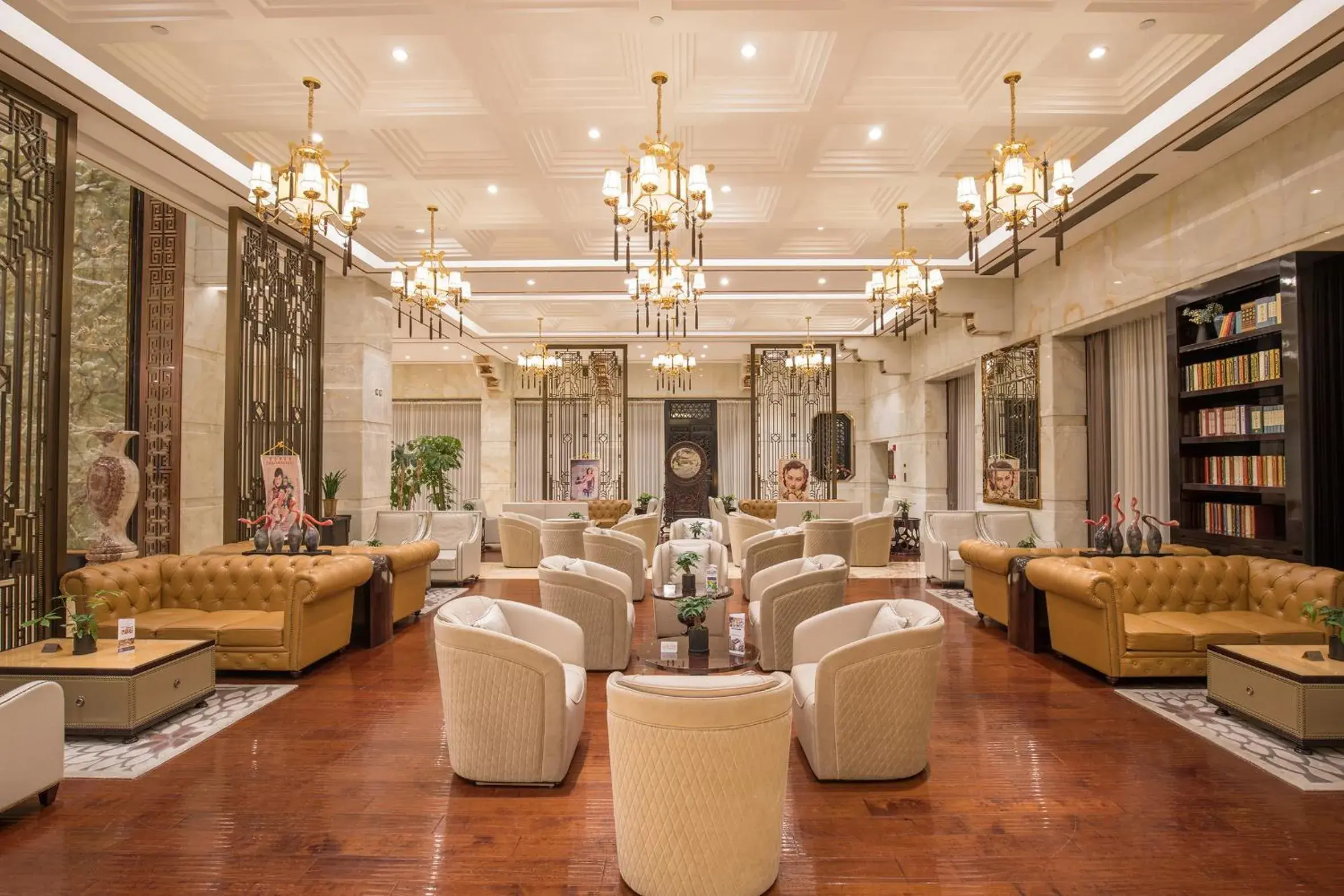 Lounge or bar in Royal Garden Hotel Shanghai-Free Shuttle to and From Disney & PVG & close Metro Line2 easy to SHA New Expo Lounge or bar in Royal Garden Hotel Shanghai-Free Shuttle to and From Disney & PVG & close Metro Line2 easy to SHA New Expo