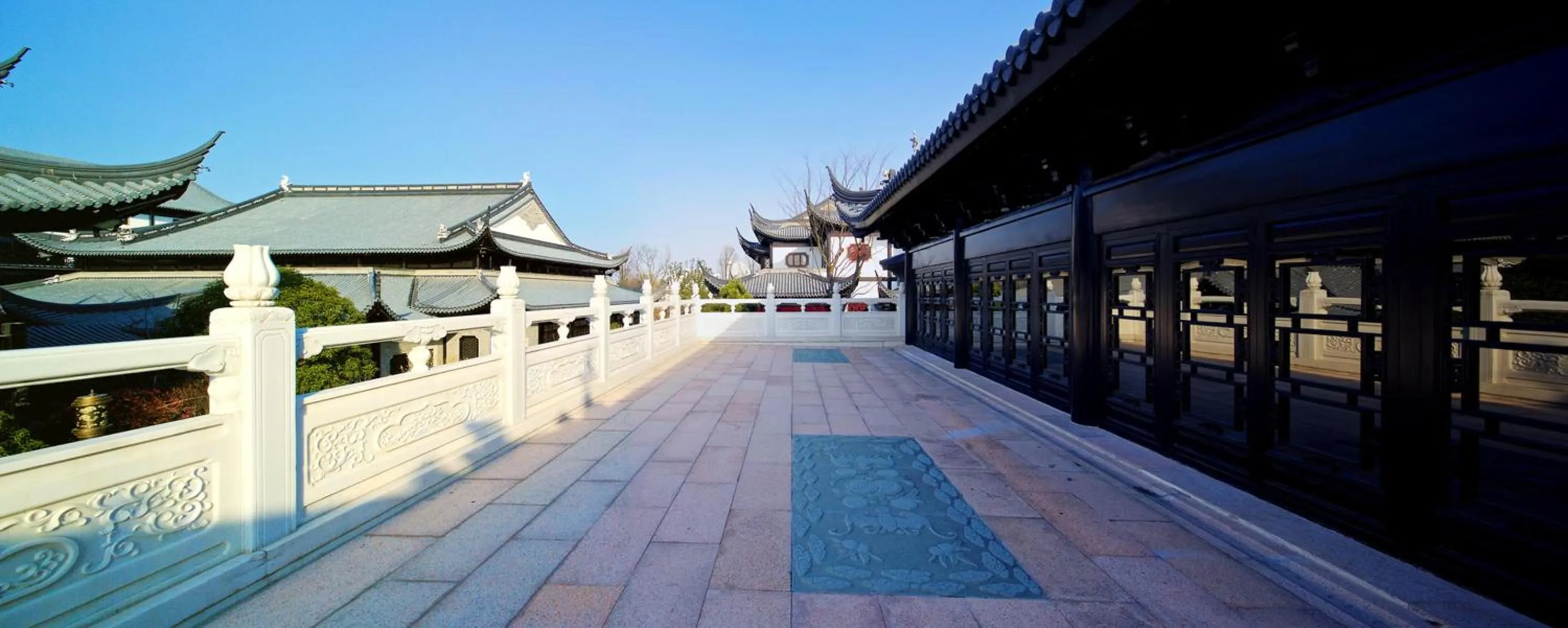 Balcony/Terrace in Royal Garden Hotel Shanghai-Free Shuttle to and From Disney & PVG & close Metro Line2 easy to SHA New Expo