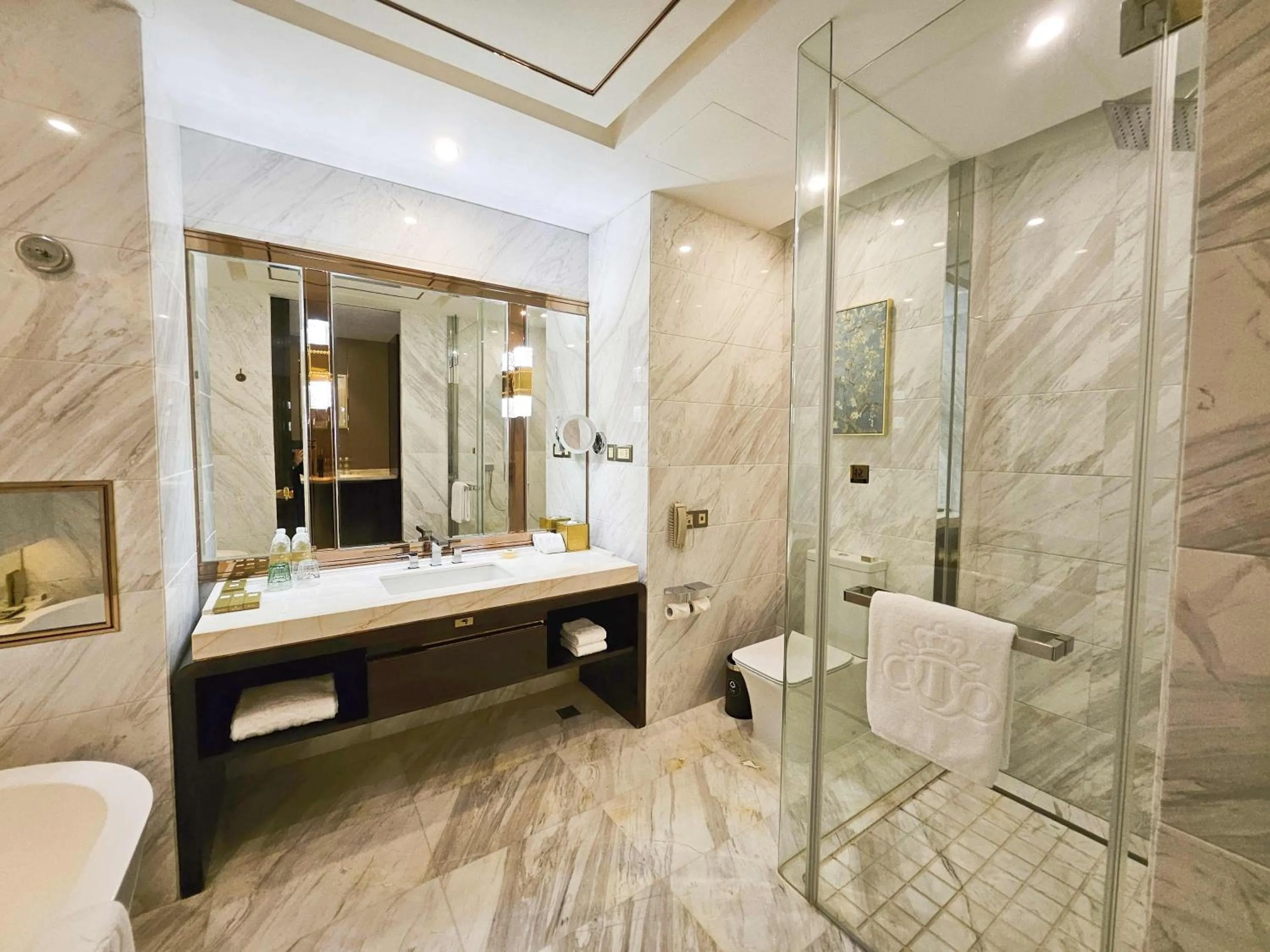 Toilet in Royal Garden Hotel Shanghai-Free Shuttle to and From Disney & PVG & close Metro Line2 easy to SHA New Expo