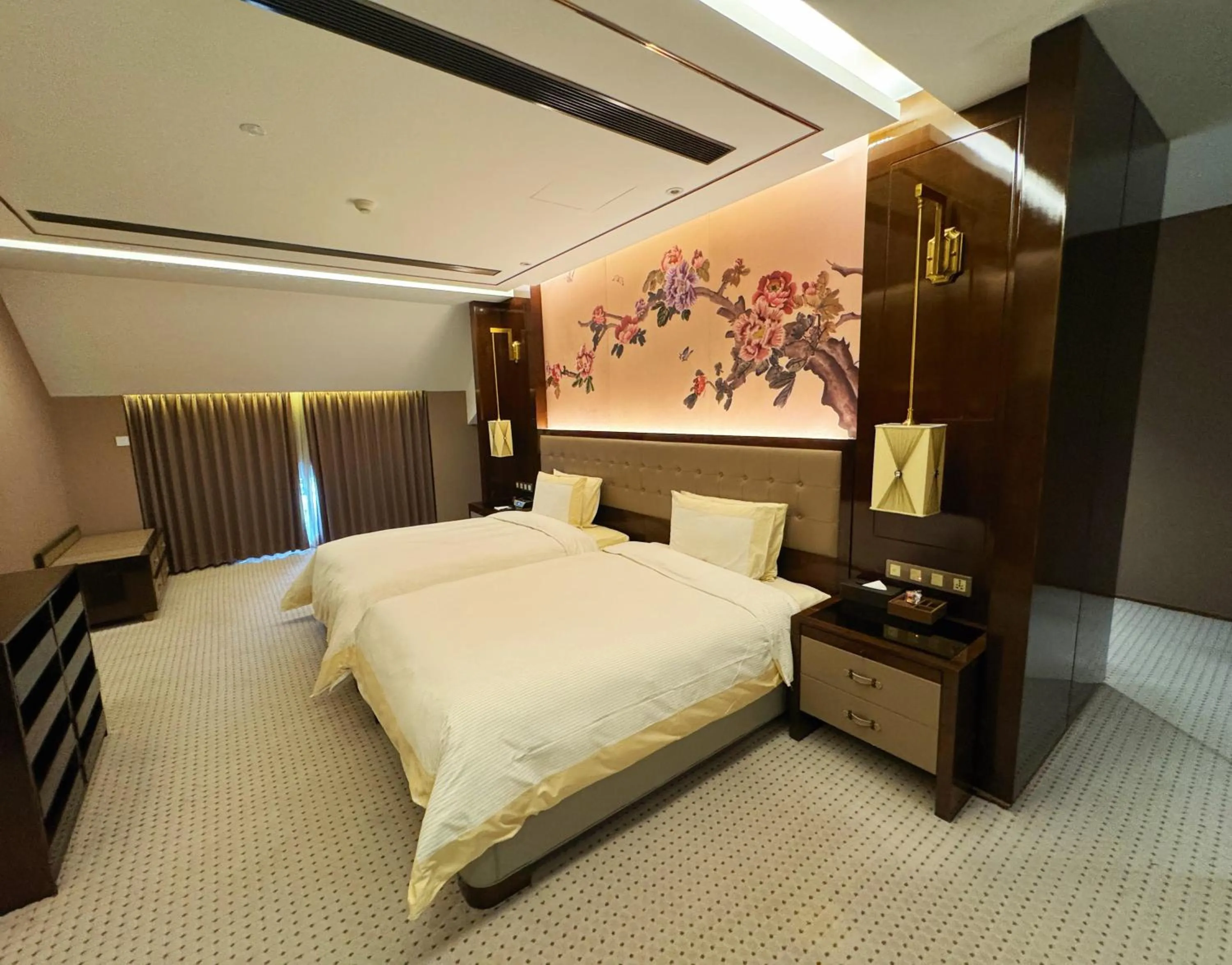 Bedroom, Bed in Royal Garden Hotel Shanghai