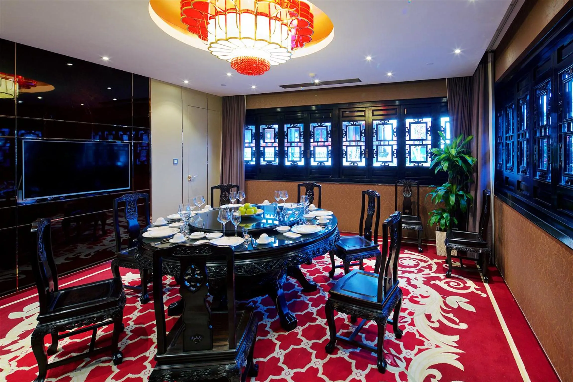 Restaurant/places to eat in Royal Garden Hotel Shanghai-Free Shuttle to and From Disney & PVG & close Metro Line2 easy to SHA New Expo