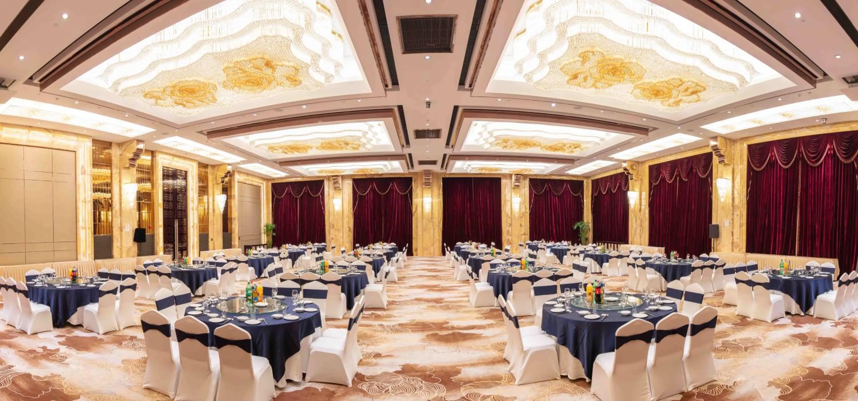 Banquet/Function facilities in Royal Garden Hotel Shanghai-Free Shuttle to and From Disney & PVG & close Metro Line2 easy to SHA New Expo