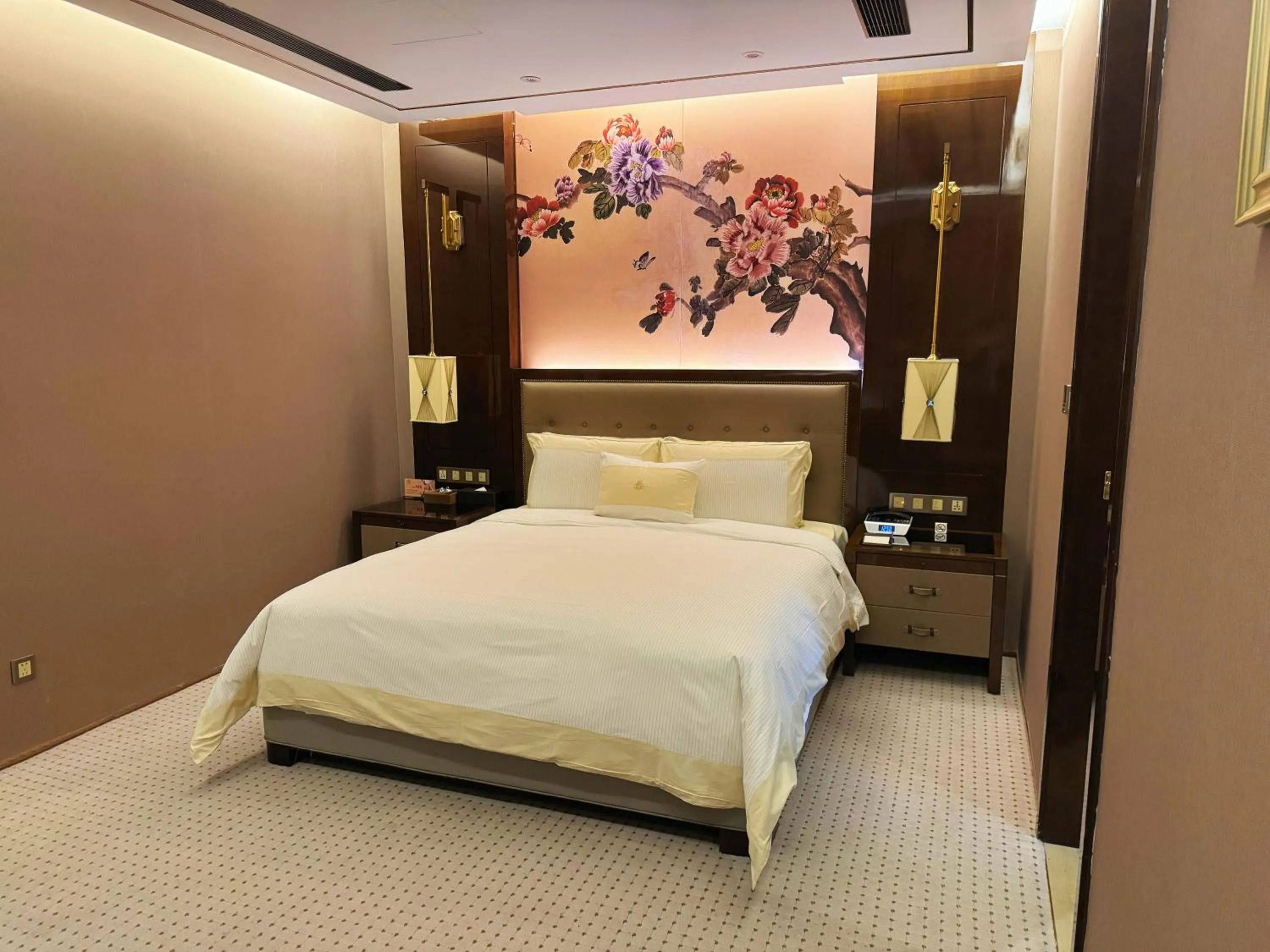 Bedroom, Bed in Royal Garden Hotel Shanghai