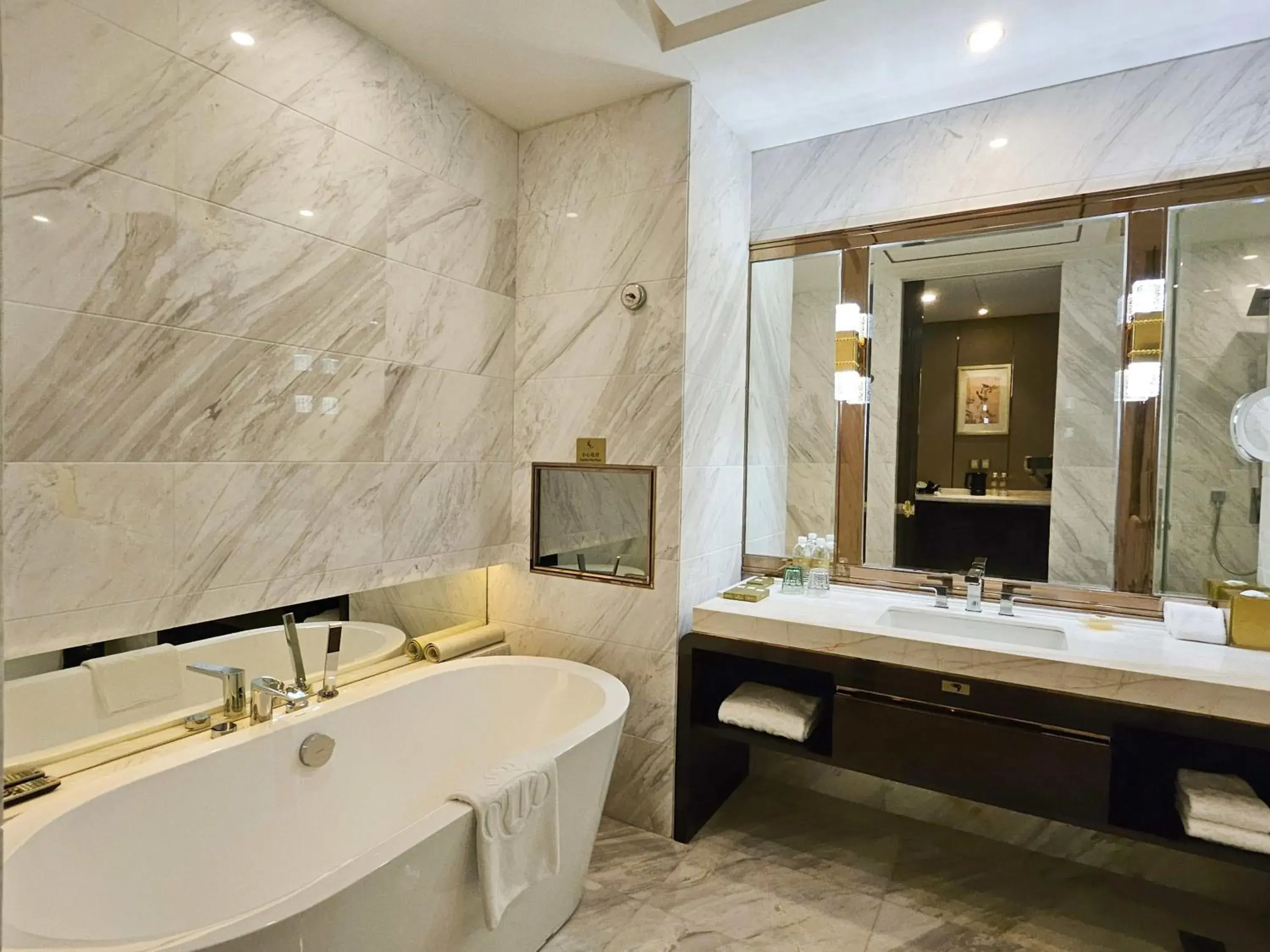 Superior Queen Room in Royal Garden Hotel Shanghai-Free Shuttle to and From Disney & PVG & close Metro Line2 easy to SHA New Expo Superior Queen Room in Royal Garden Hotel Shanghai-Free Shuttle to and From Disney & PVG & close Metro Line2 easy to SHA New Expo