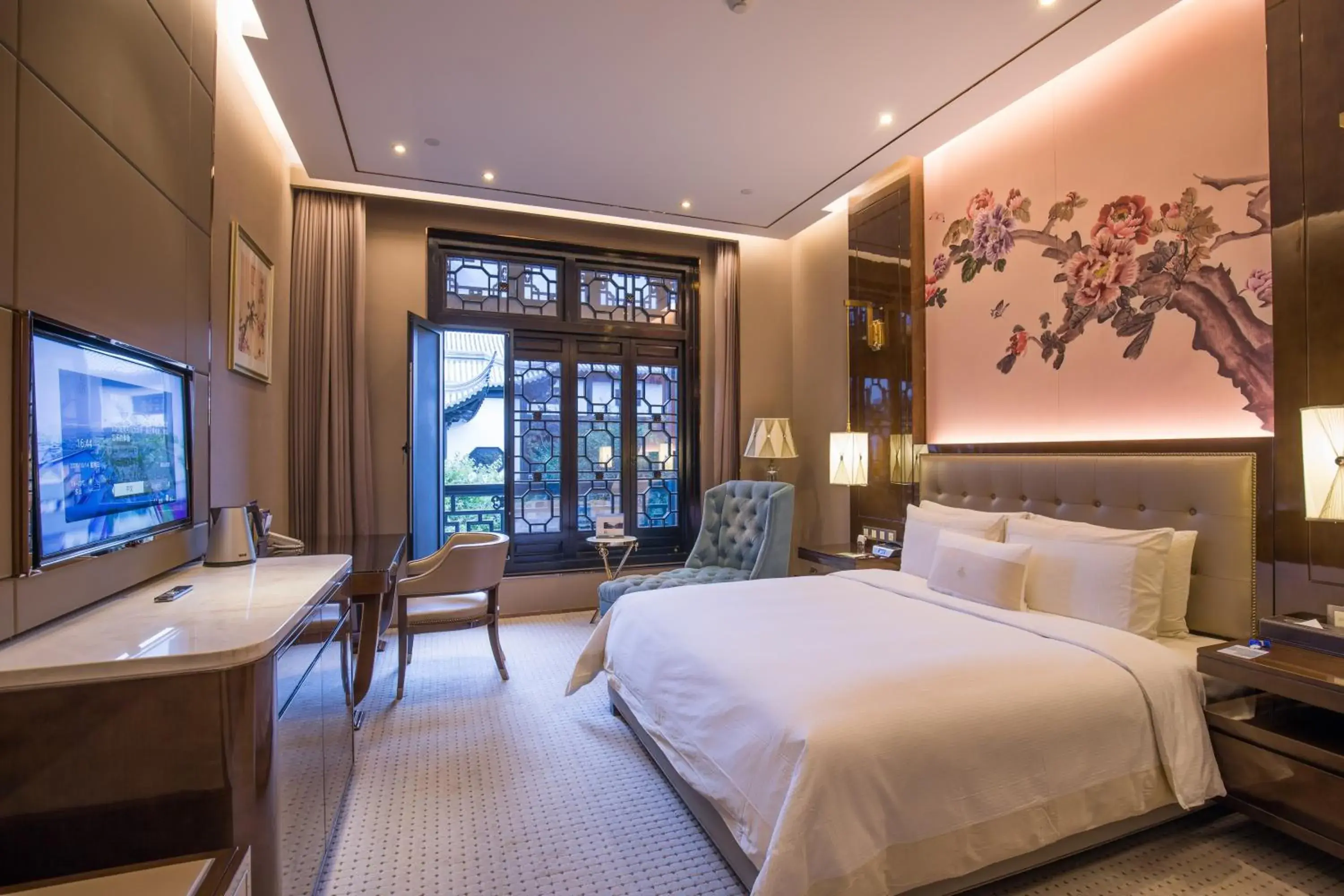 Photo of the whole room, Bed in Royal Garden Hotel Shanghai-Free Shuttle to and From Disney & PVG & close Metro Line2 easy to SHA New Expo Photo of the whole room, Bed in Royal Garden Hotel Shanghai-Free Shuttle to and From Disney & PVG & close Metro Line2 easy to SHA New Expo