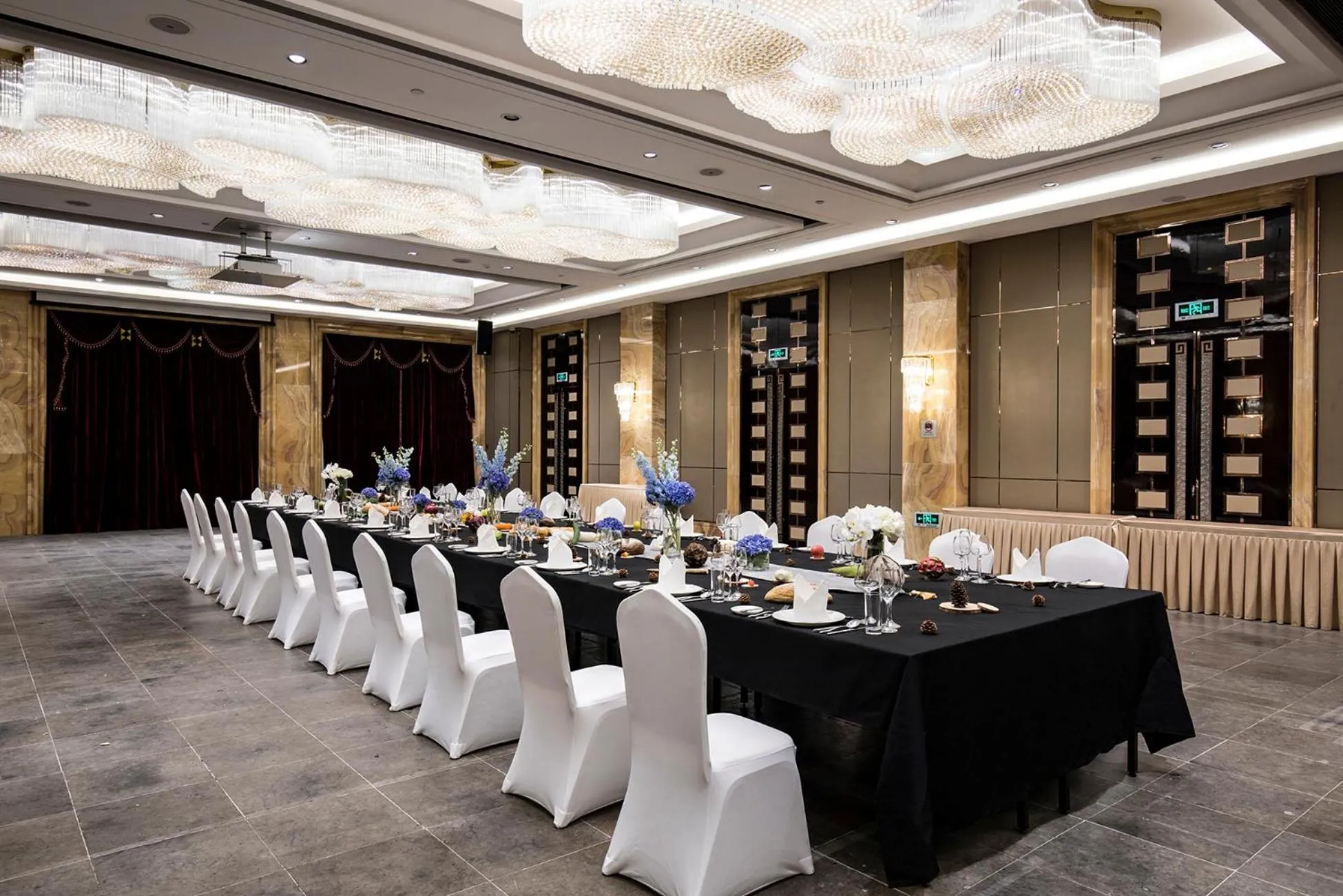 Banquet/Function facilities in Royal Garden Hotel Shanghai-Free Shuttle to and From Disney & PVG & close Metro Line2 easy to SHA New Expo