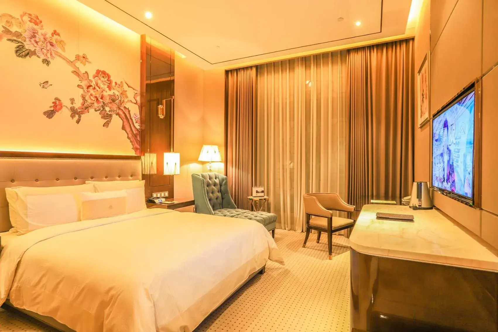 Bedroom, Bed in Royal Garden Hotel Shanghai-Free Shuttle to and From Disney & PVG & close Metro Line2 easy to SHA New Expo Bedroom, Bed in Royal Garden Hotel Shanghai-Free Shuttle to and From Disney & PVG & close Metro Line2 easy to SHA New Expo