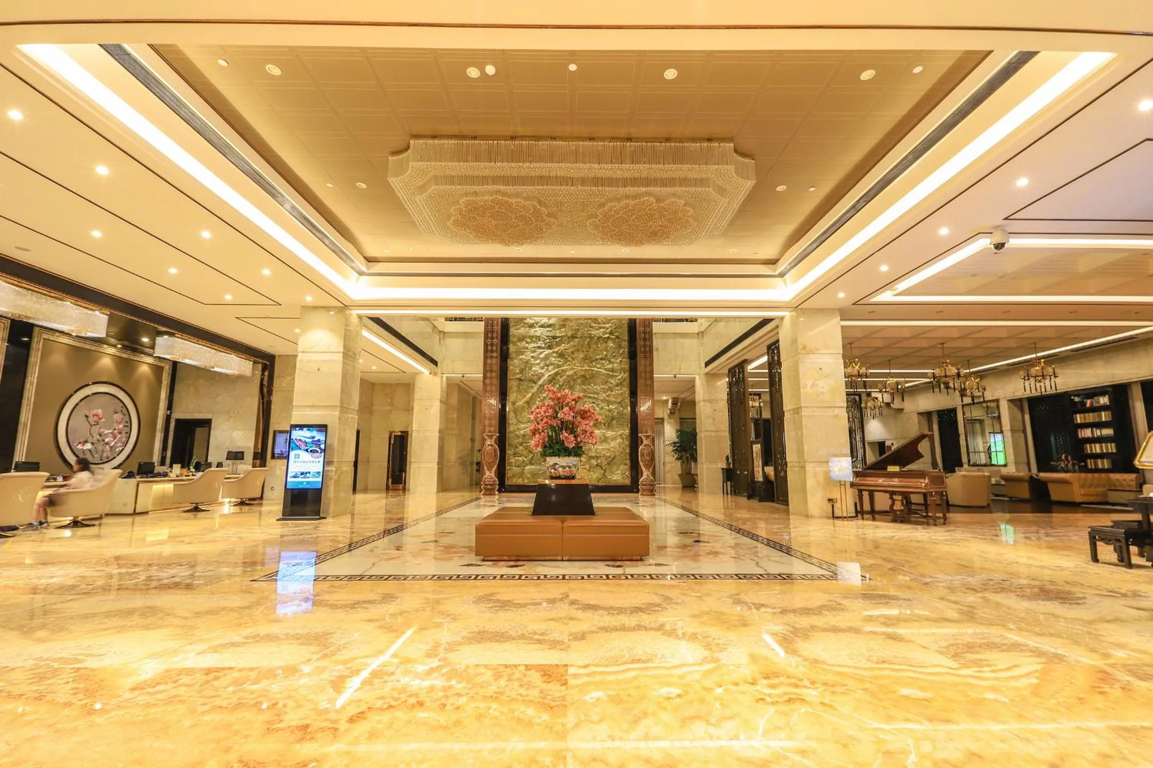 Lobby or reception in Royal Garden Hotel Shanghai-Free Shuttle to and From Disney & PVG & close Metro Line2 easy to SHA New Expo