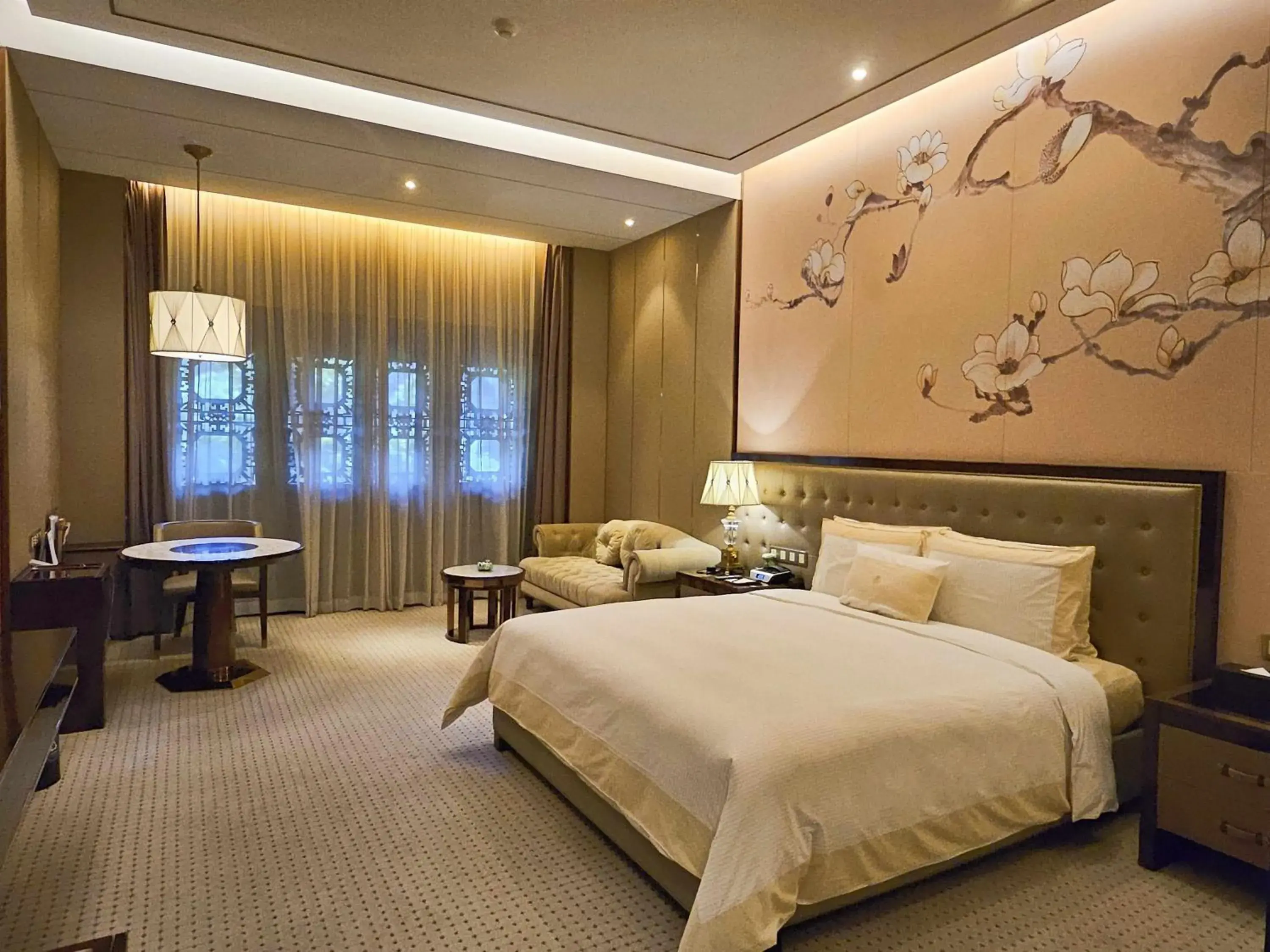 Seating area, Bed in Royal Garden Hotel Shanghai-Free Shuttle to and From Disney & PVG & close Metro Line2 easy to SHA New Expo Seating area, Bed in Royal Garden Hotel Shanghai-Free Shuttle to and From Disney & PVG & close Metro Line2 easy to SHA New Expo