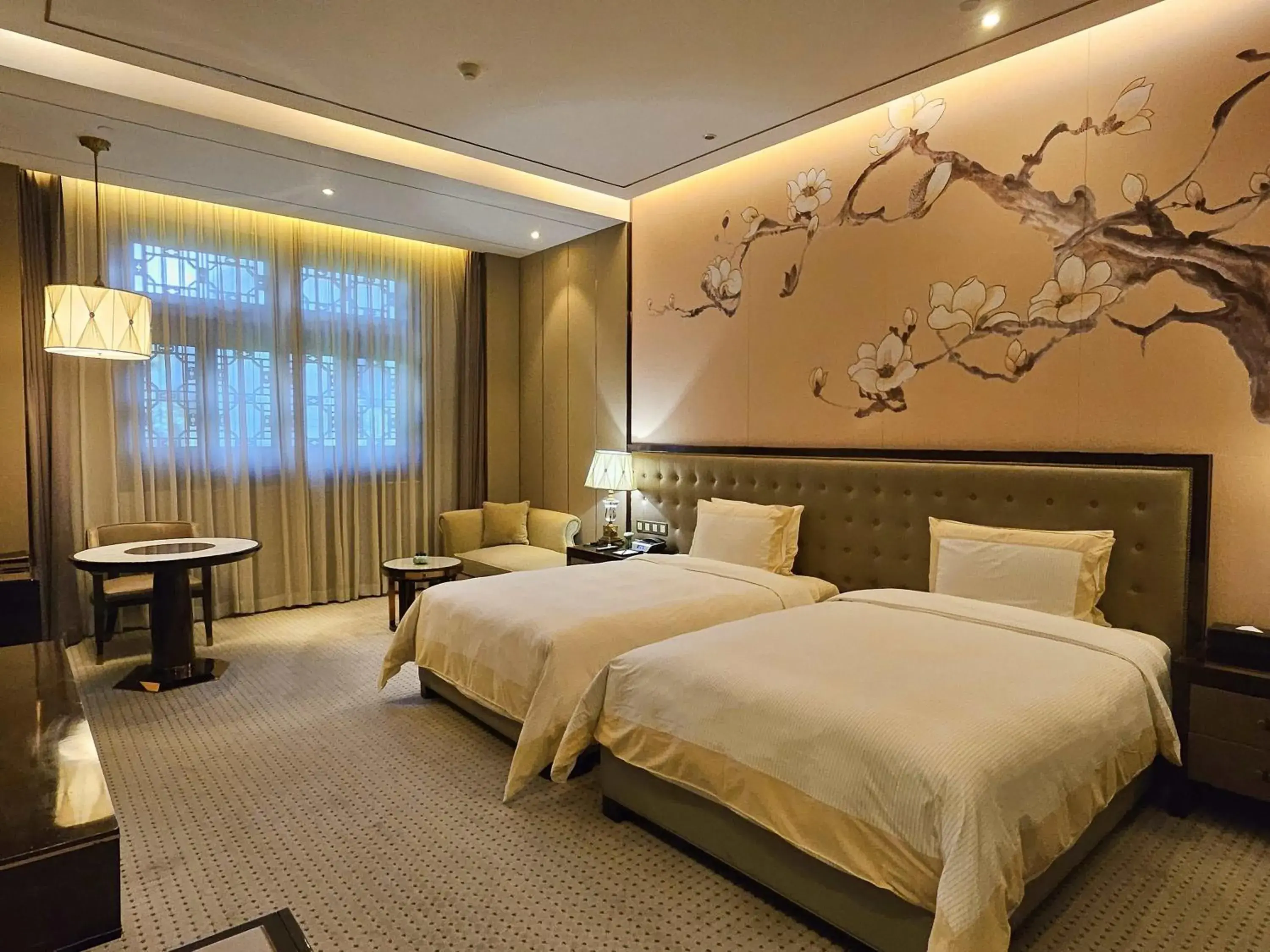 Seating area, Bed in Royal Garden Hotel Shanghai-Free Shuttle to and From Disney & PVG & close Metro Line2 easy to SHA New Expo Seating area, Bed in Royal Garden Hotel Shanghai-Free Shuttle to and From Disney & PVG & close Metro Line2 easy to SHA New Expo