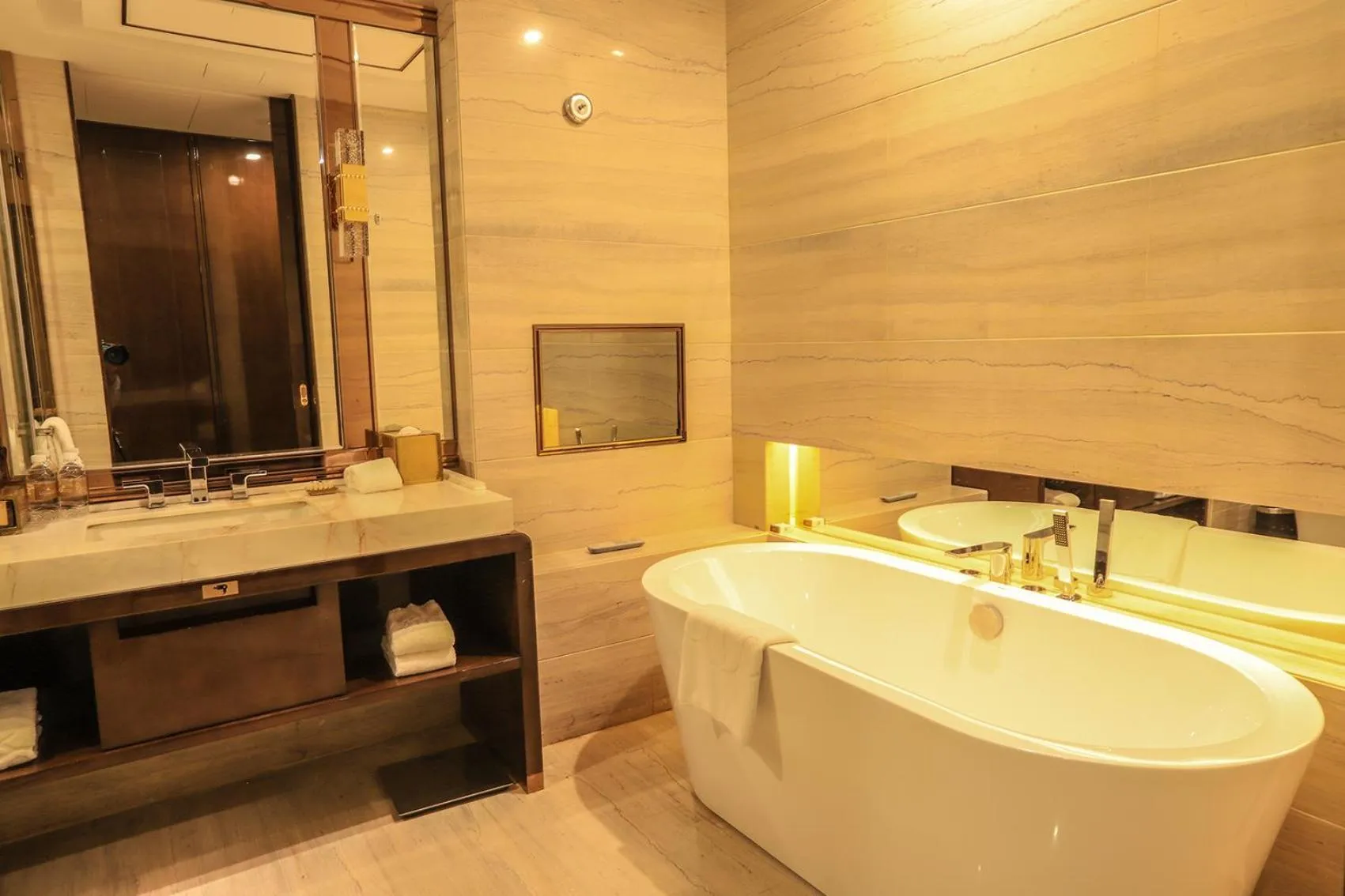 Hot Tub in Royal Garden Hotel Shanghai-Free Shuttle to and From Disney & PVG & close Metro Line2 easy to SHA New Expo