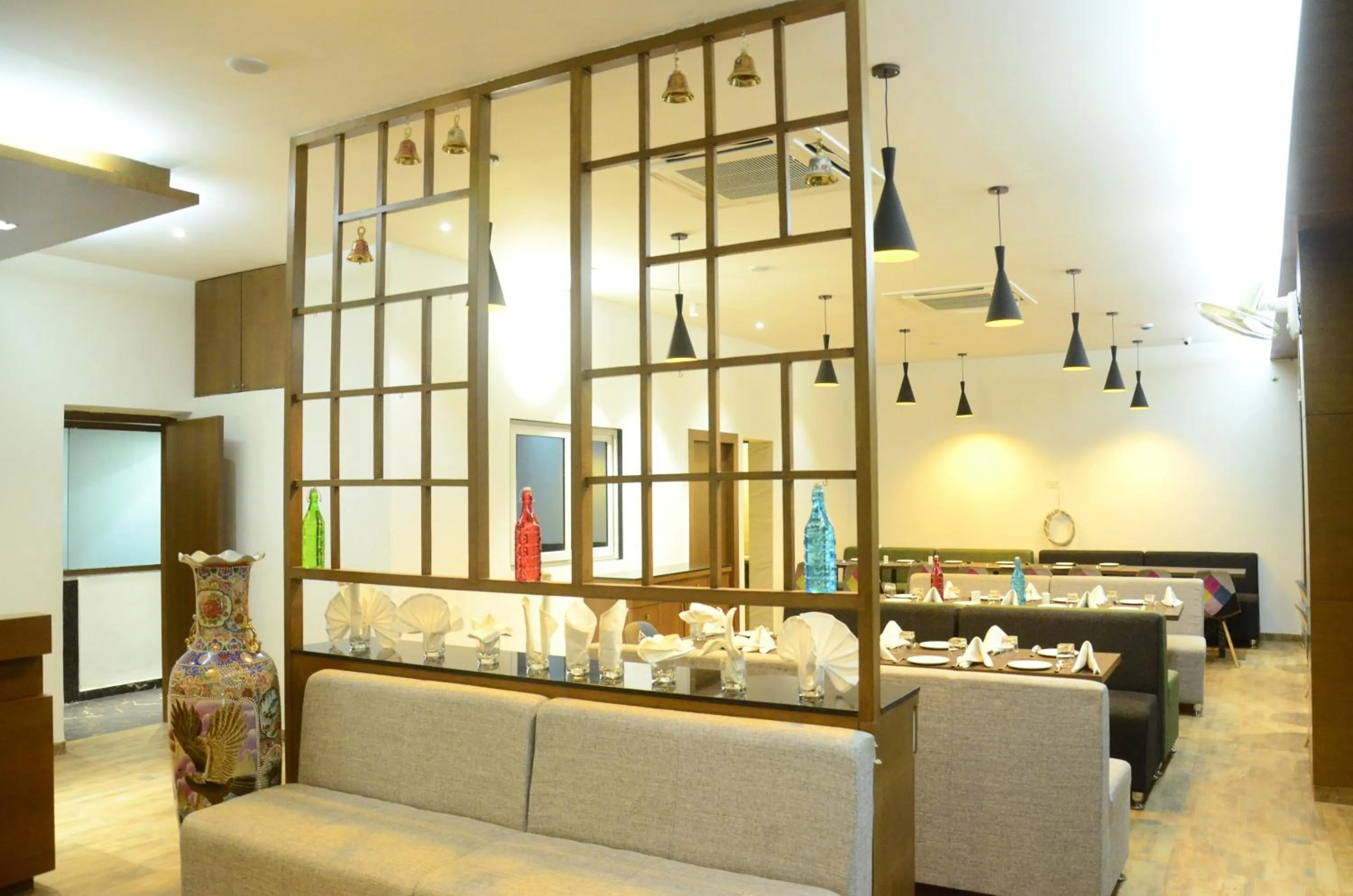 Restaurant/places to eat in Hotel Vintage