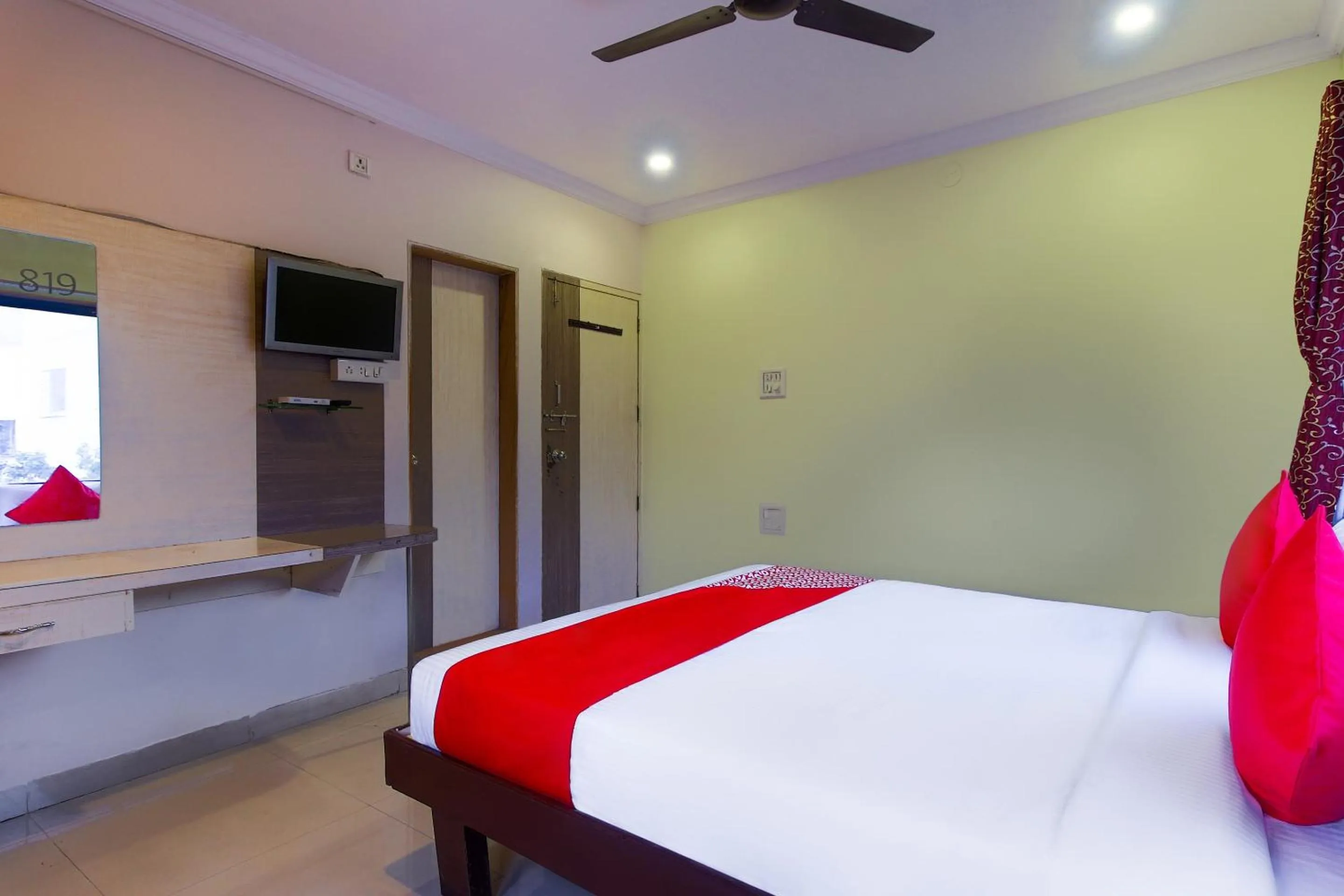 Facade/entrance, Bed in Super Hotel O MK Residency