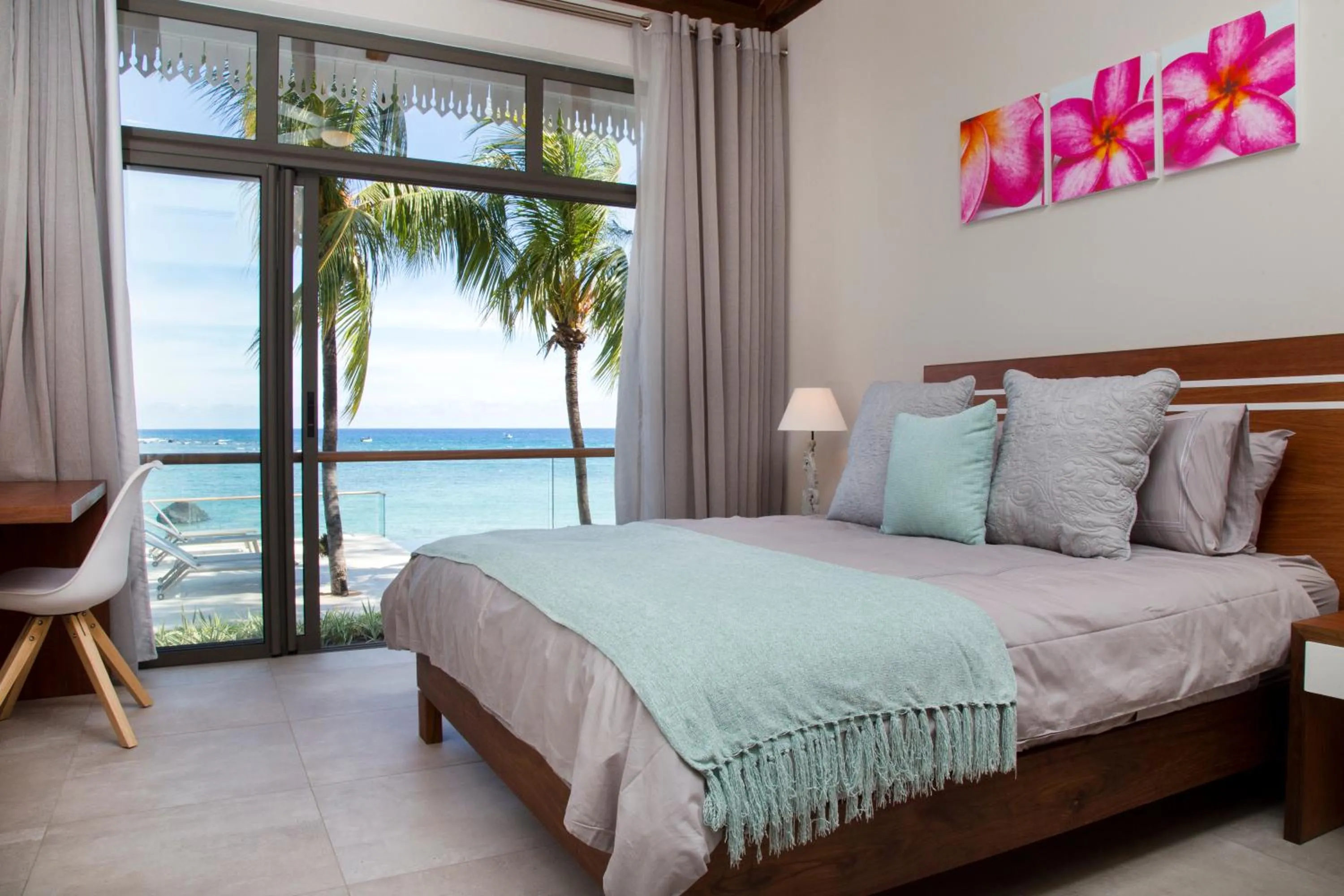 Sea view, Bed in Les 2 canons