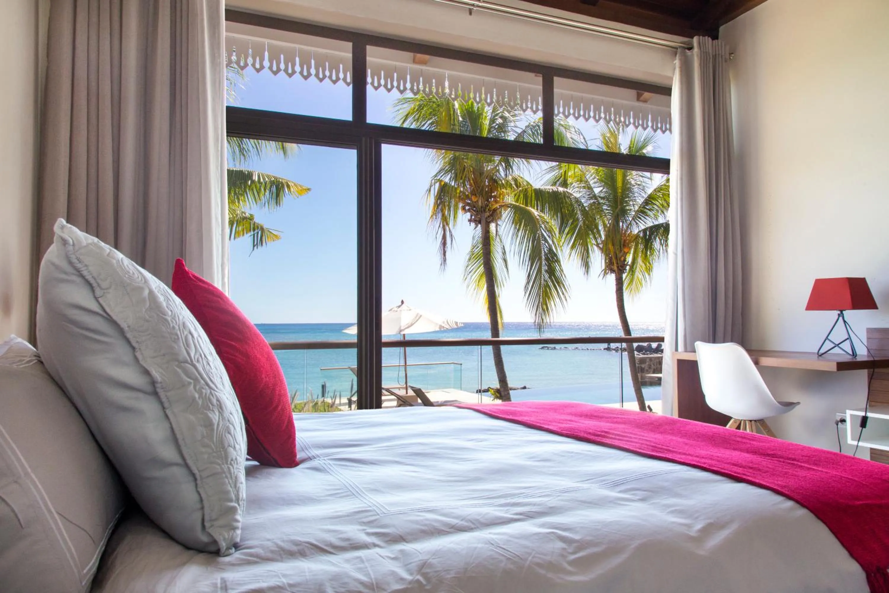 Pool view, Bed in Les 2 canons