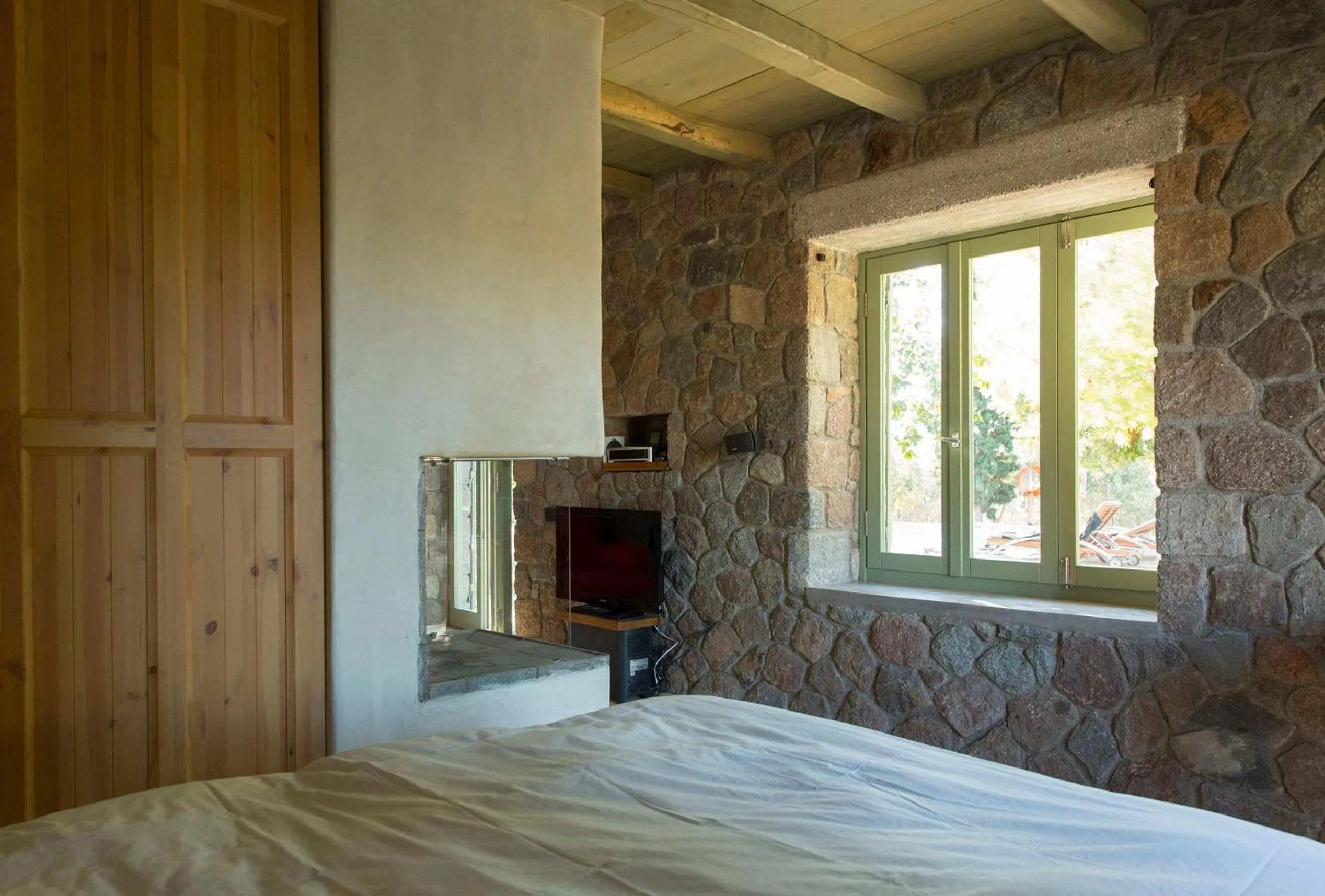 Bed in Sea View Pool Villa with Independent Guest house