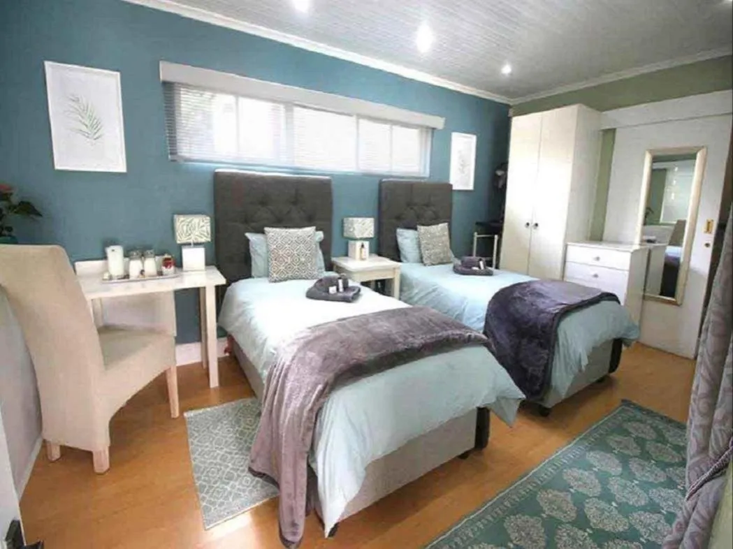 Photo of the whole room, Bed in Inn-Style