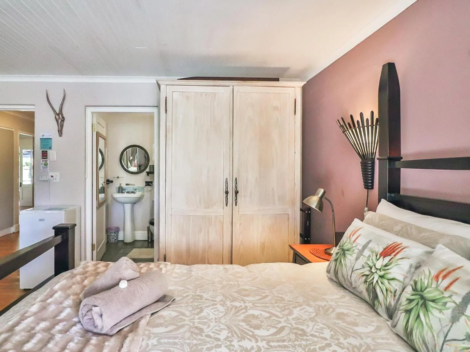 Photo of the whole room, Bed in Inn-Style