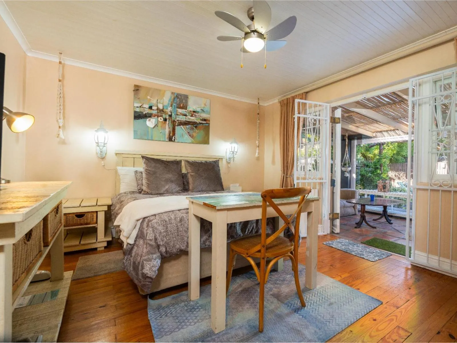 Photo of the whole room, Bed in Inn-Style