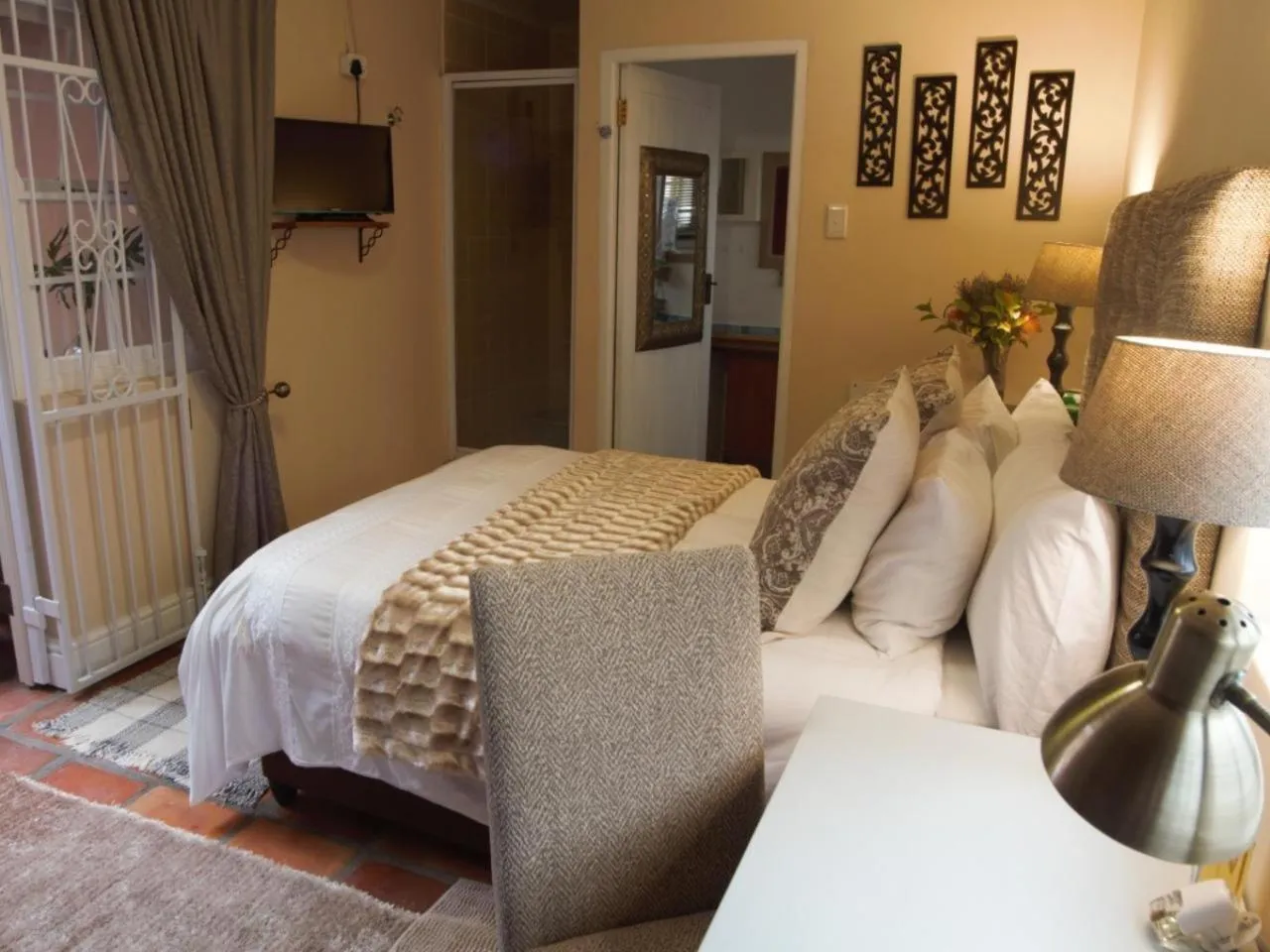 Photo of the whole room, Bed in Inn-Style