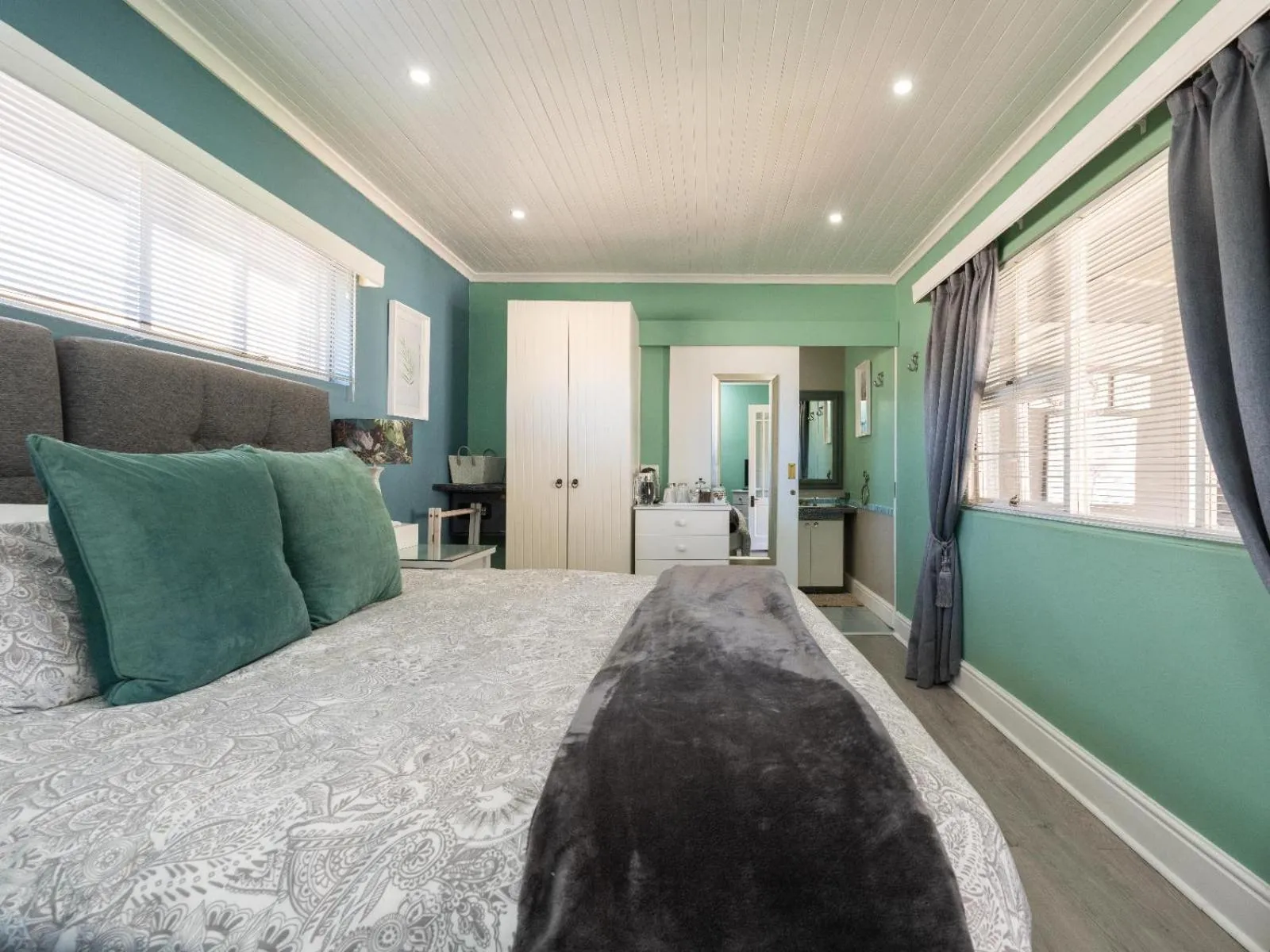 Photo of the whole room, Bed in Inn-Style