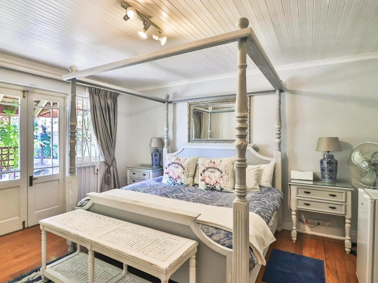 Photo of the whole room, Bed in Inn-Style